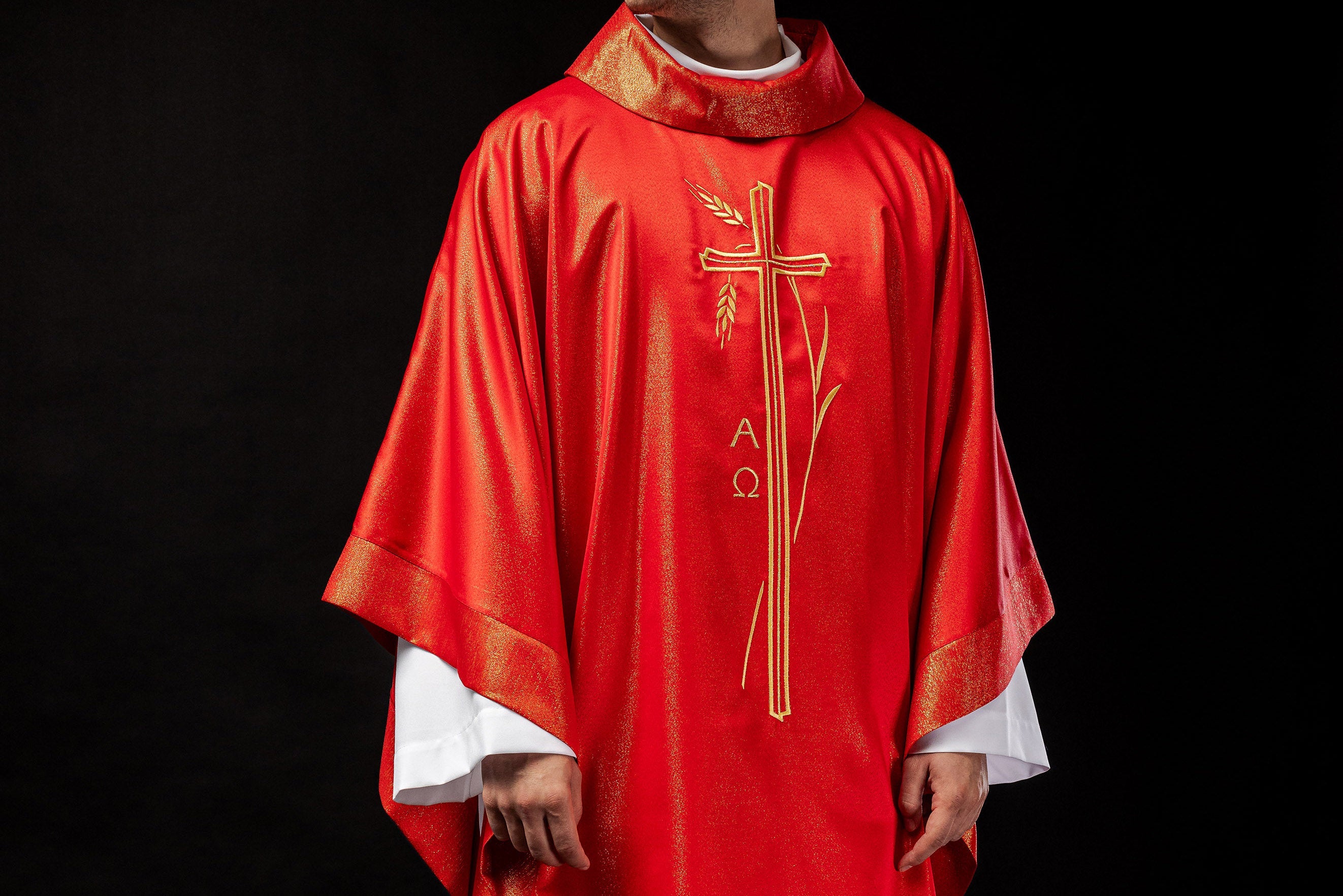 When does the liturgical vestment color change during the liturgical year?