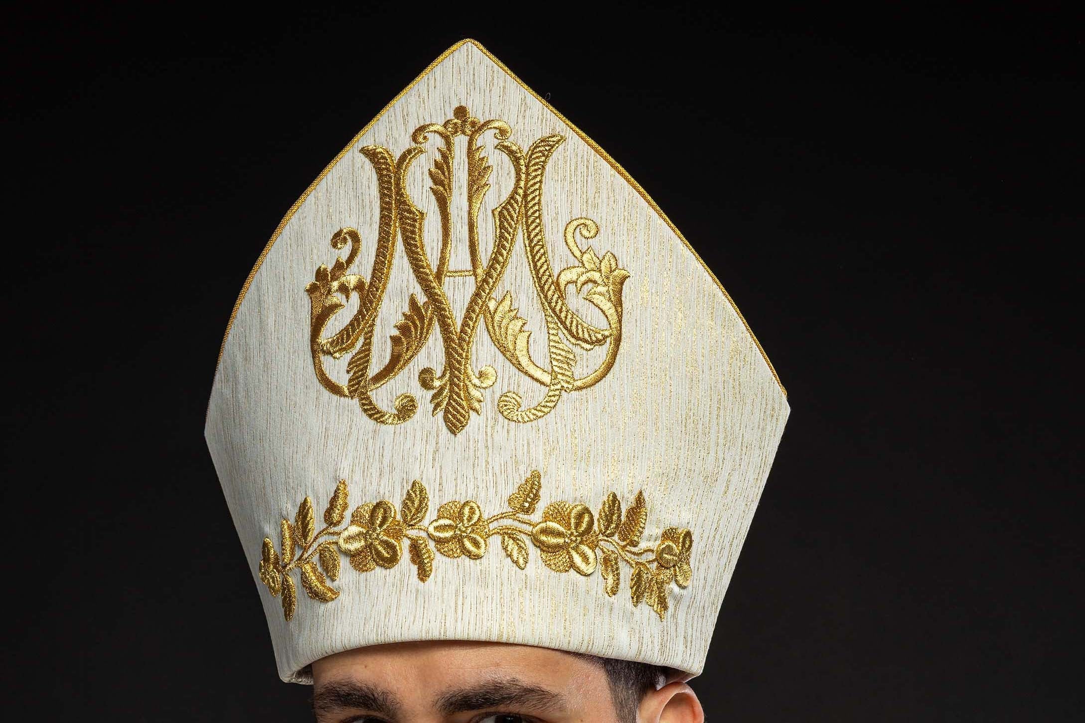 How to Properly Prepare for a Bishop's Visit? - CHASUBLES.COM