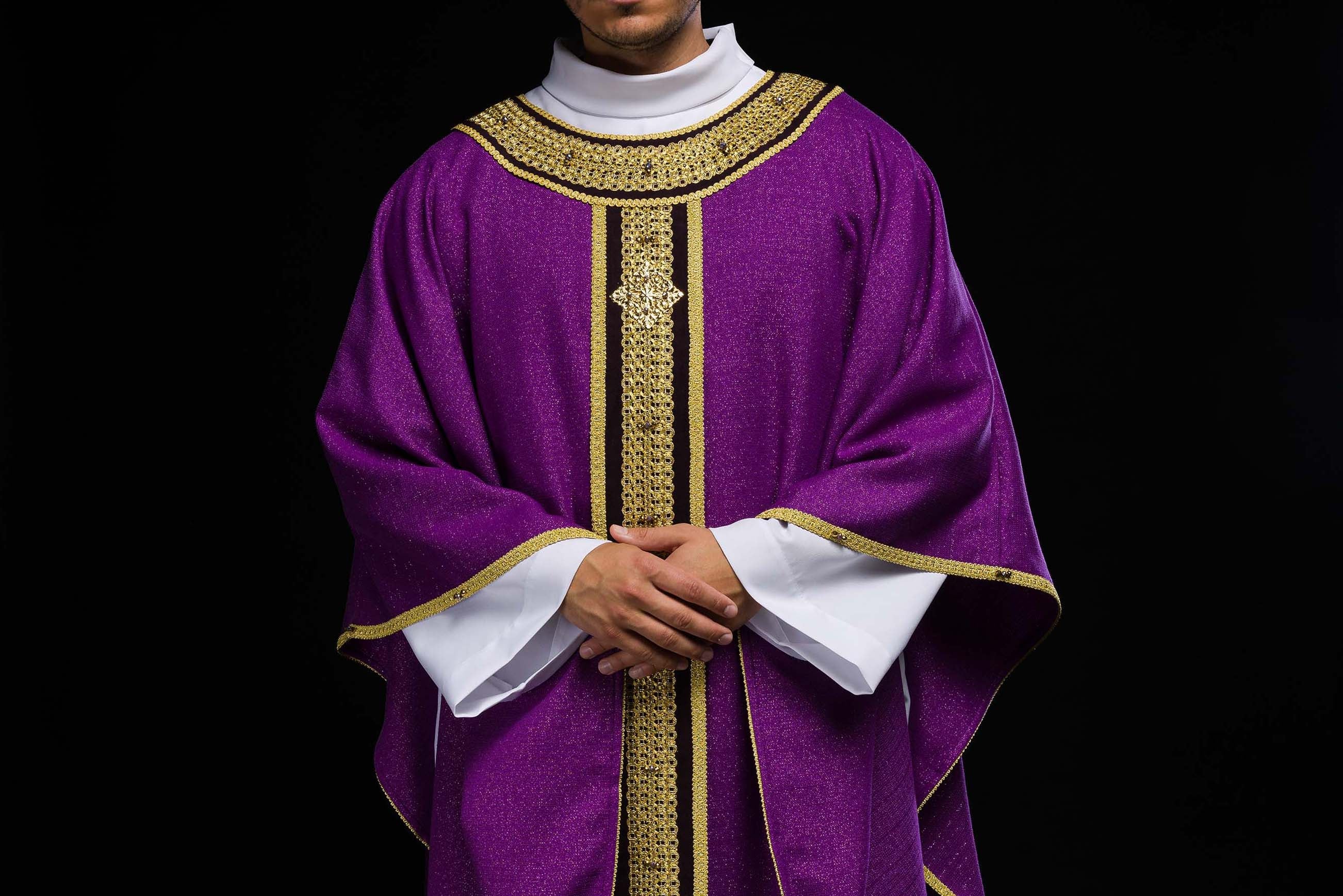 Modern Parish: How to Blend Tradition with Openness? - CHASUBLES.COM