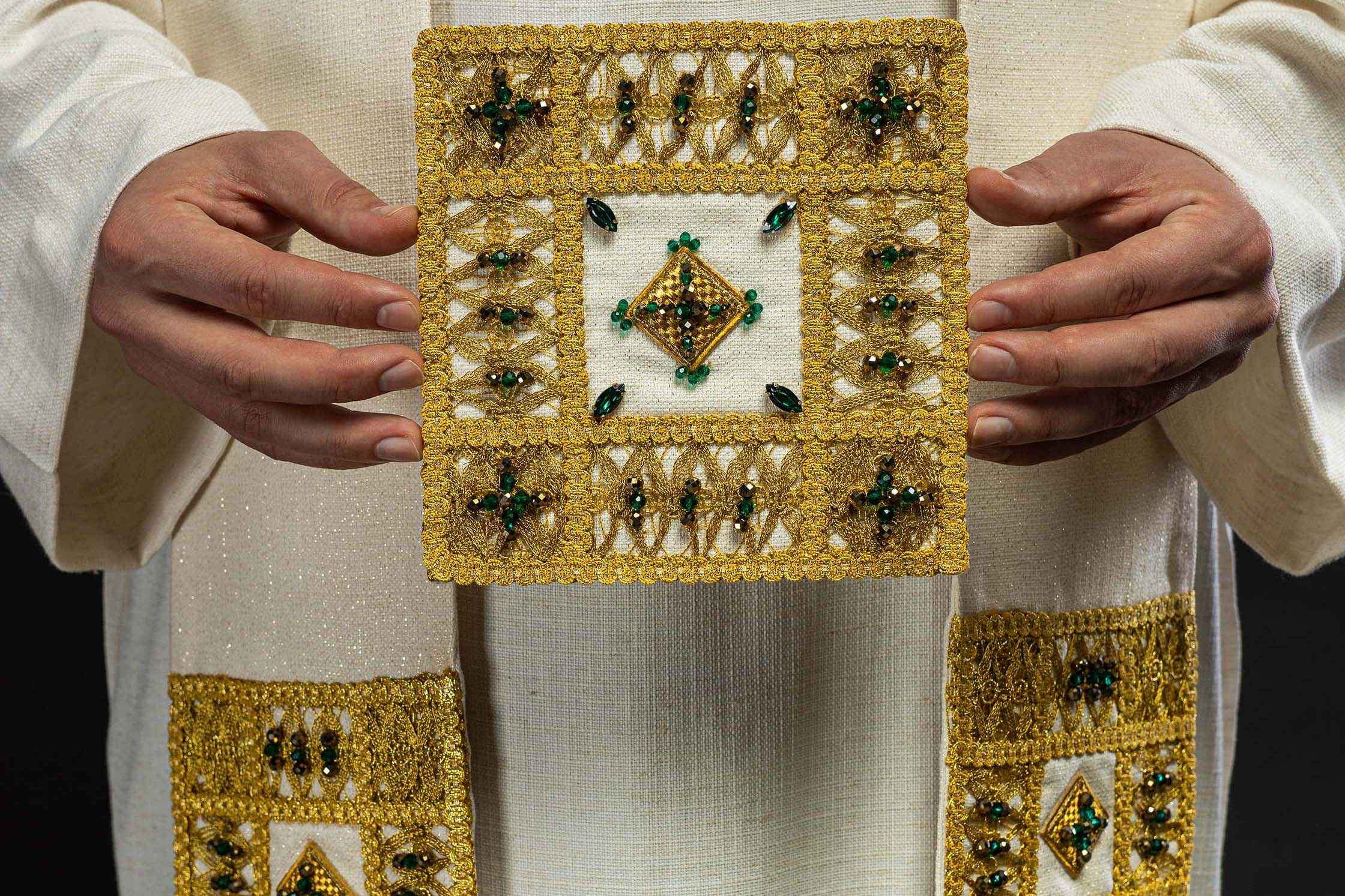The Role of a Priest on Social Media: How to Manage a Parish Profile? - CHASUBLES.COM