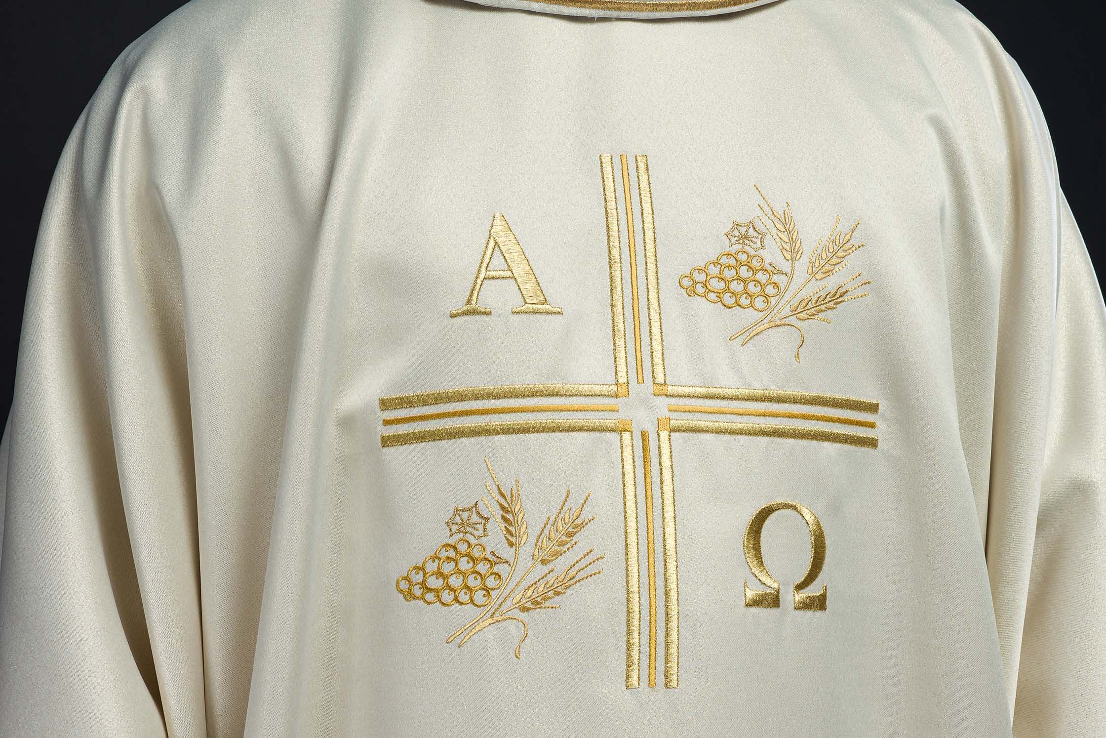What Vestments to Wear for the Solemnity of Christ the King? A Guide to Liturgical Elegance and Symbolism - CHASUBLES.COM