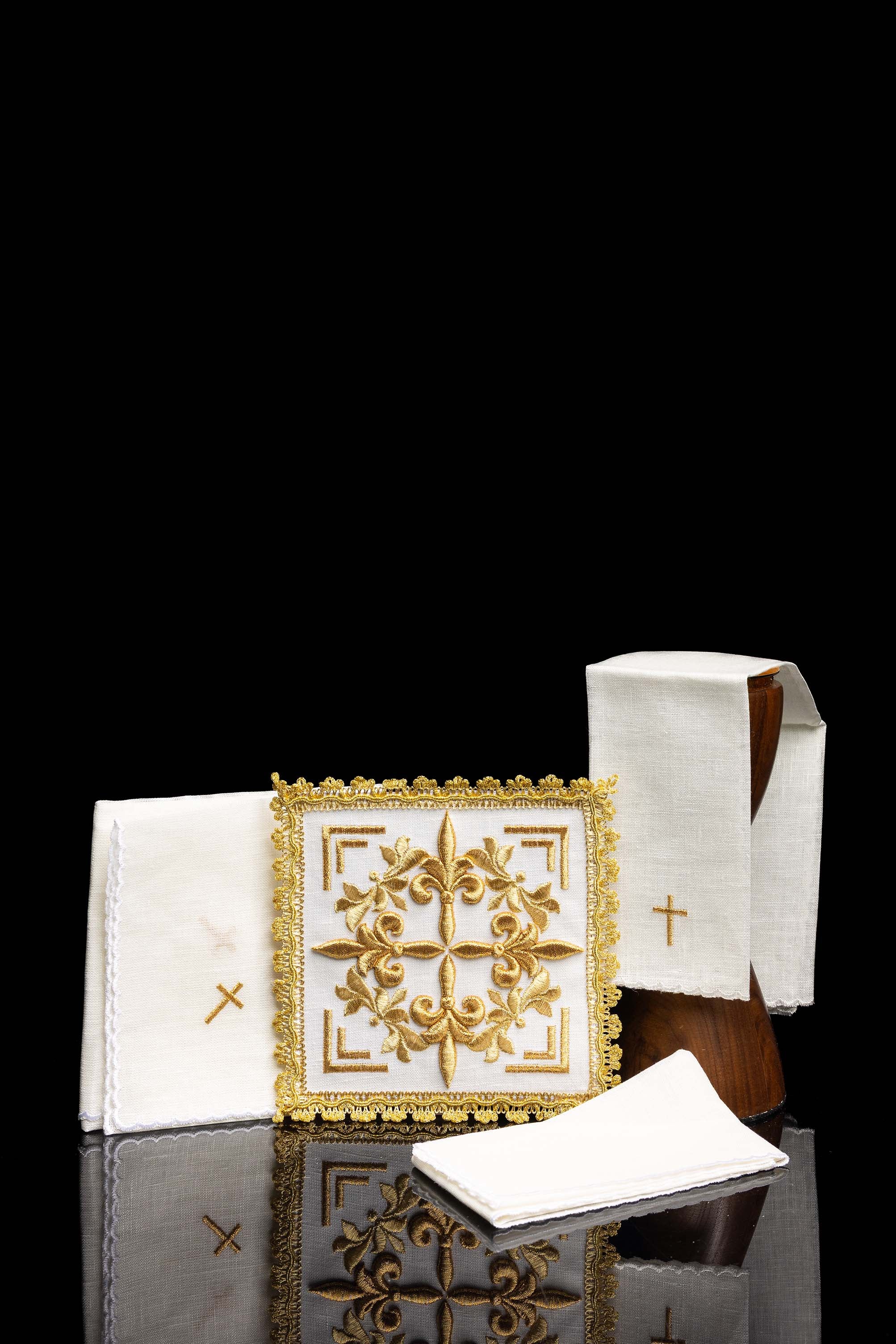 Chalice Linens with Cross Motif - CHASUBLES.COM
