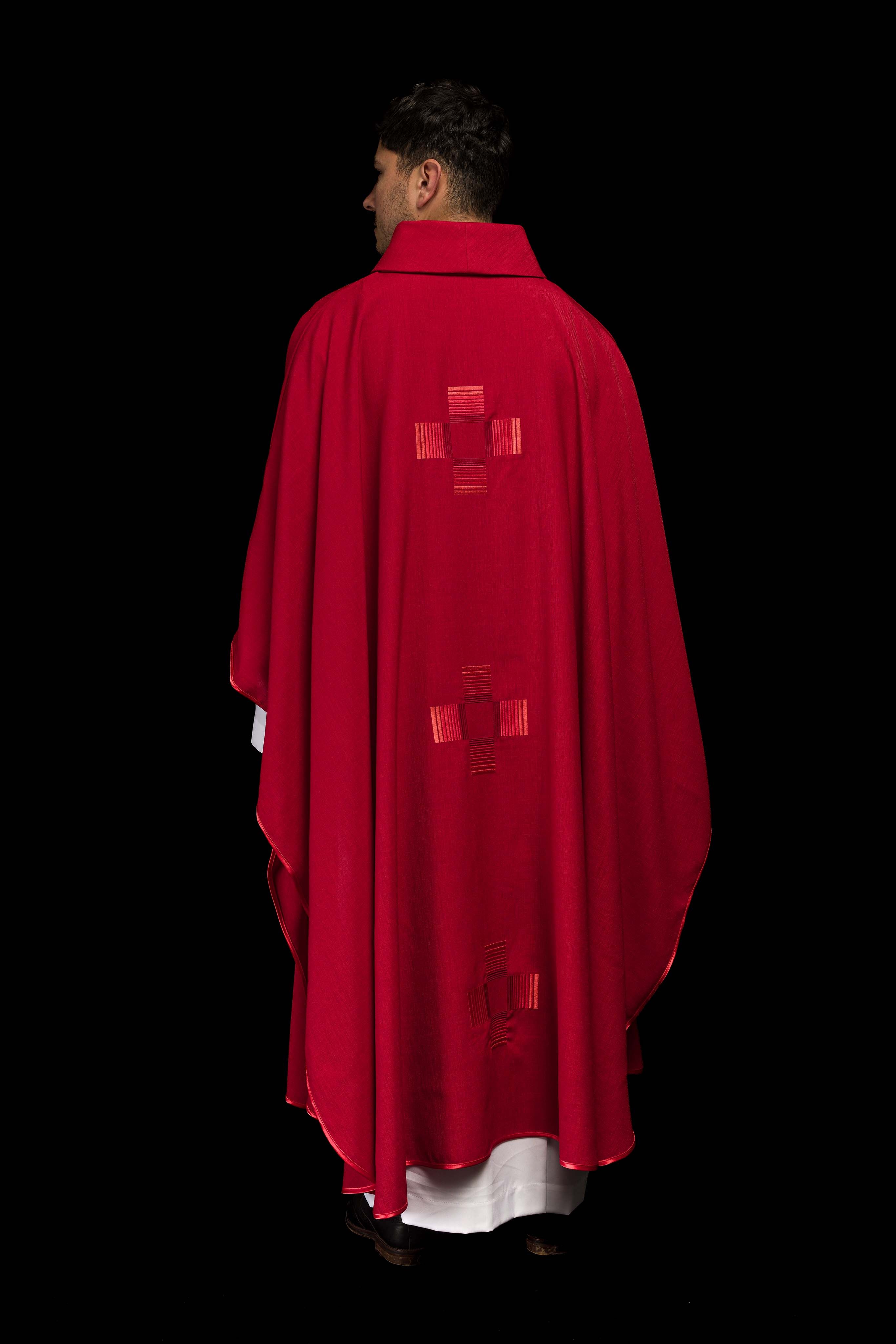 Red chasuble embroidered with crosse - CHASUBLES.COM