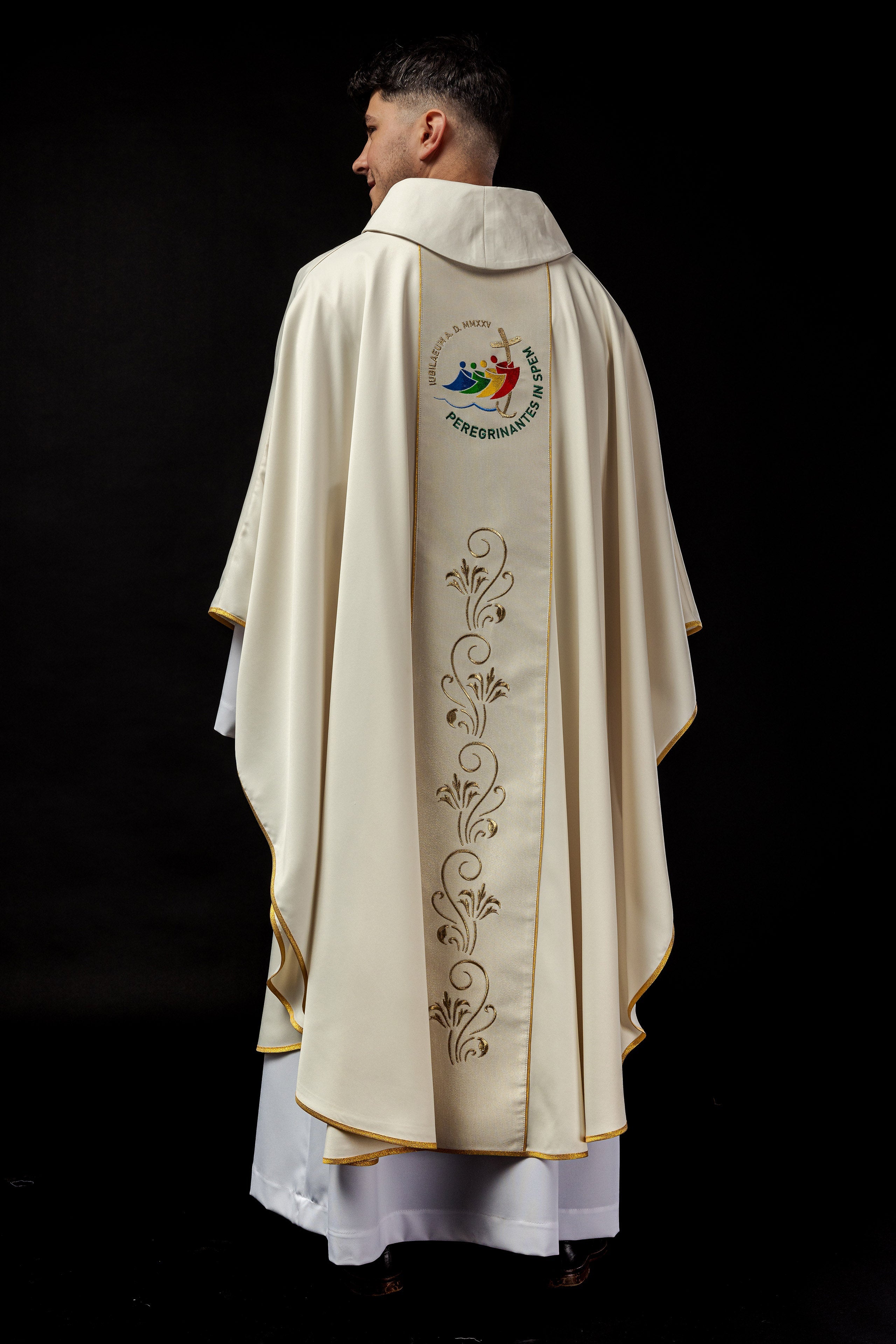 Chasuble with embroidered belt with jubilee logo ecru JUBILEE ROME 2025 - HAFTINAUSA.COM