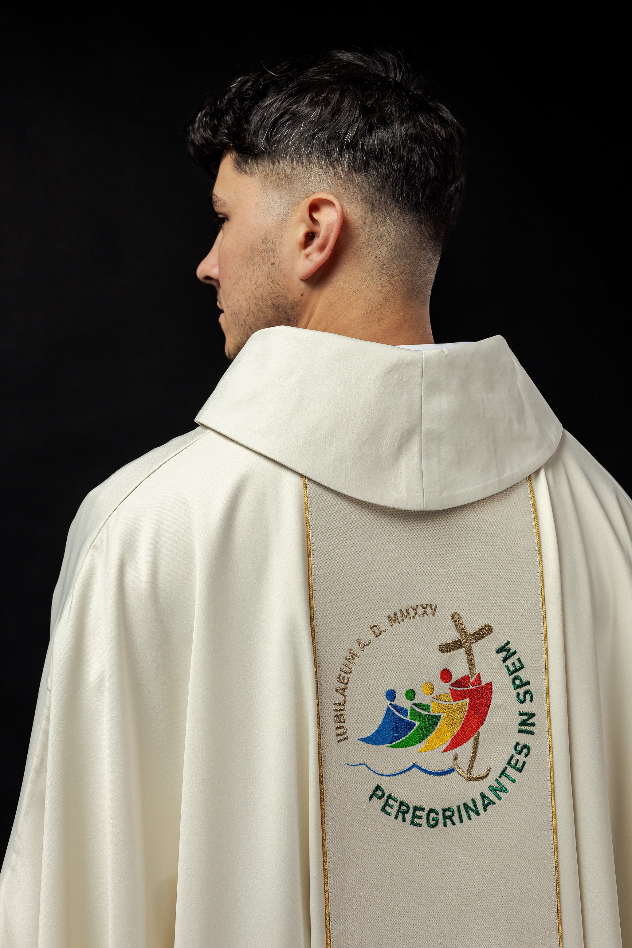 Chasuble with embroidered belt with jubilee logo ecru JUBILEE ROME 2025 - HAFTINAUSA.COM