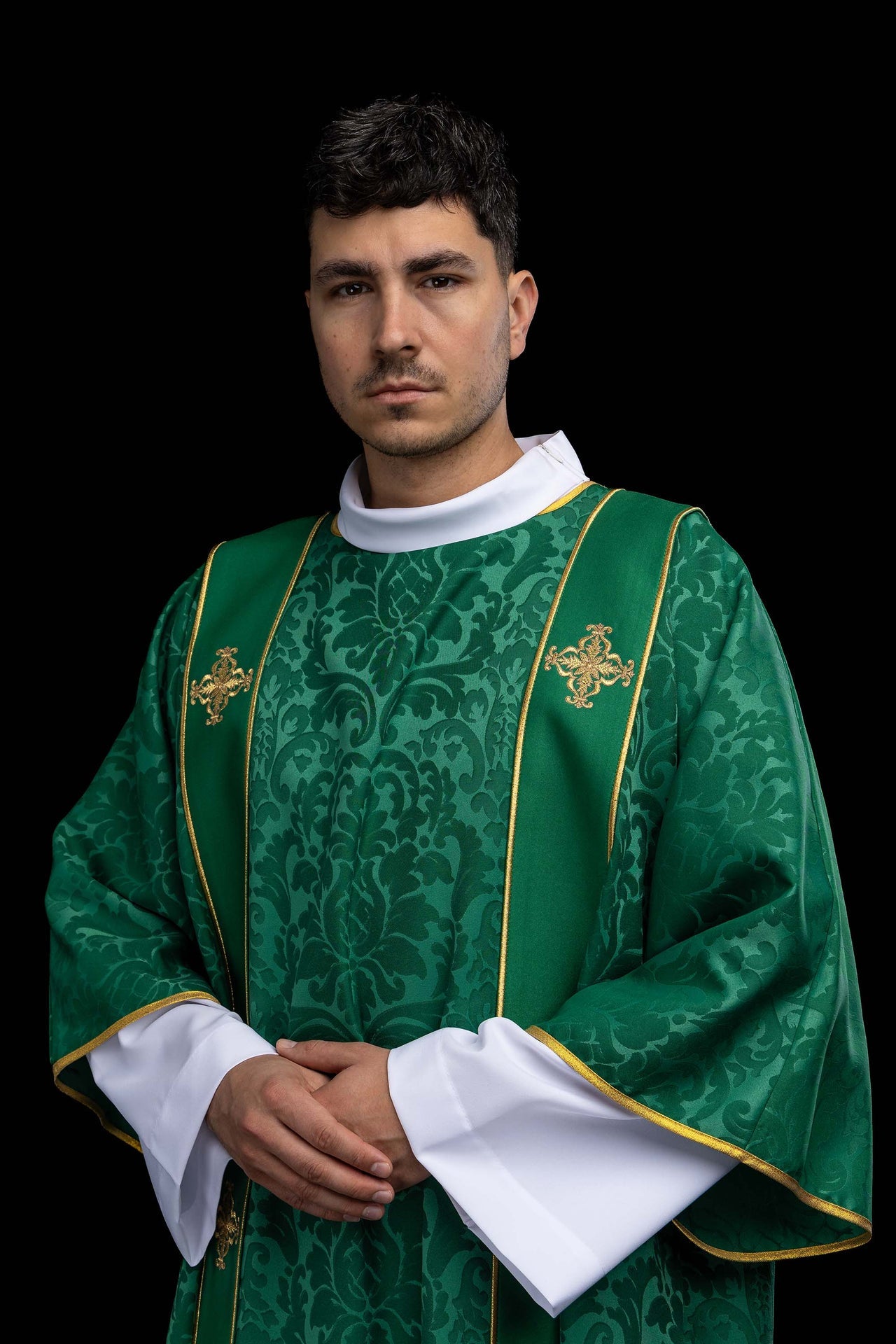 Dalmatyka z pasami i haftowanymi złotymi krzyżami na żakardzie zielona - CHASUBLES.COM