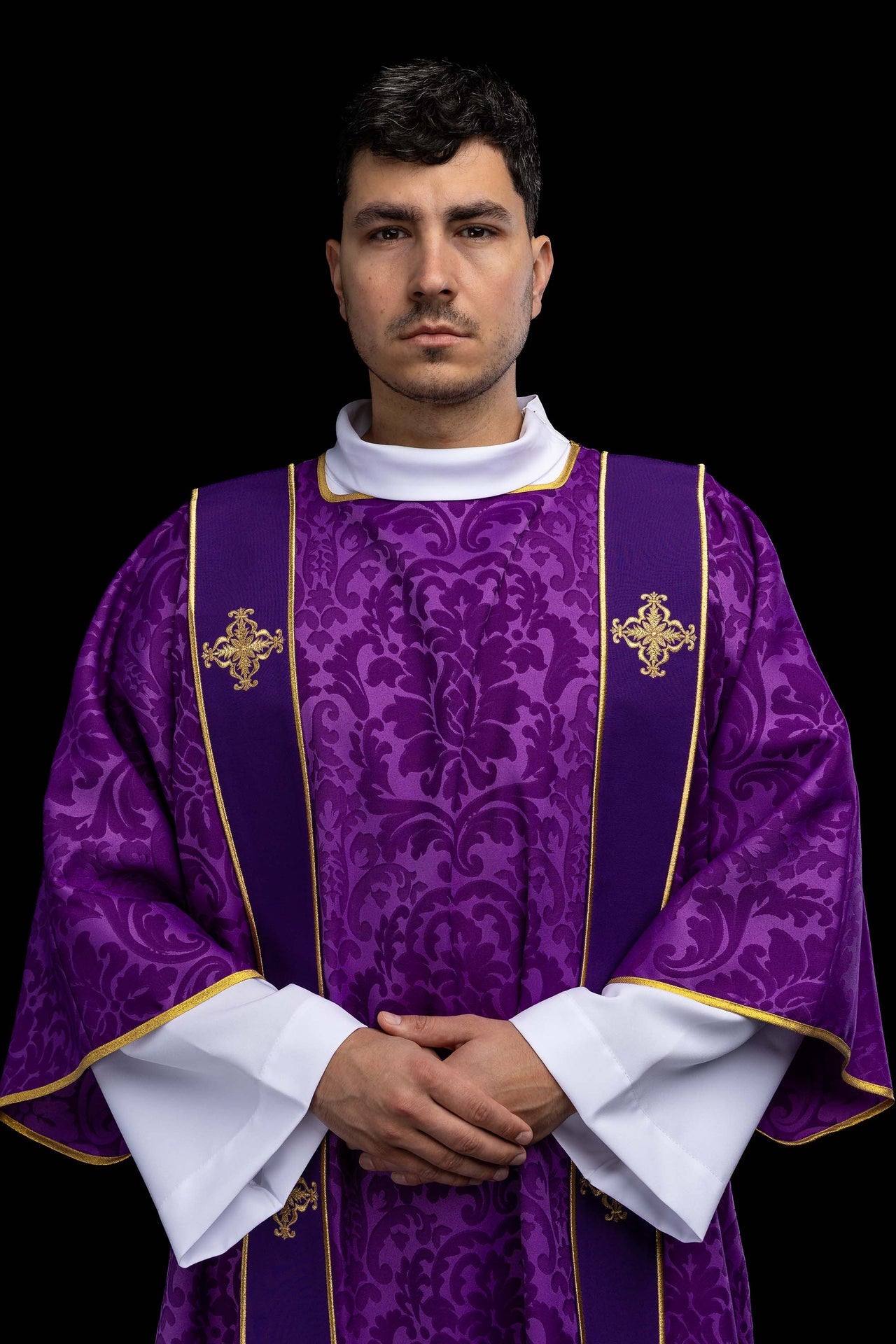 Purple dalmatic in jacquard with bands and embroidered gold crosses - CHASUBLES.COM