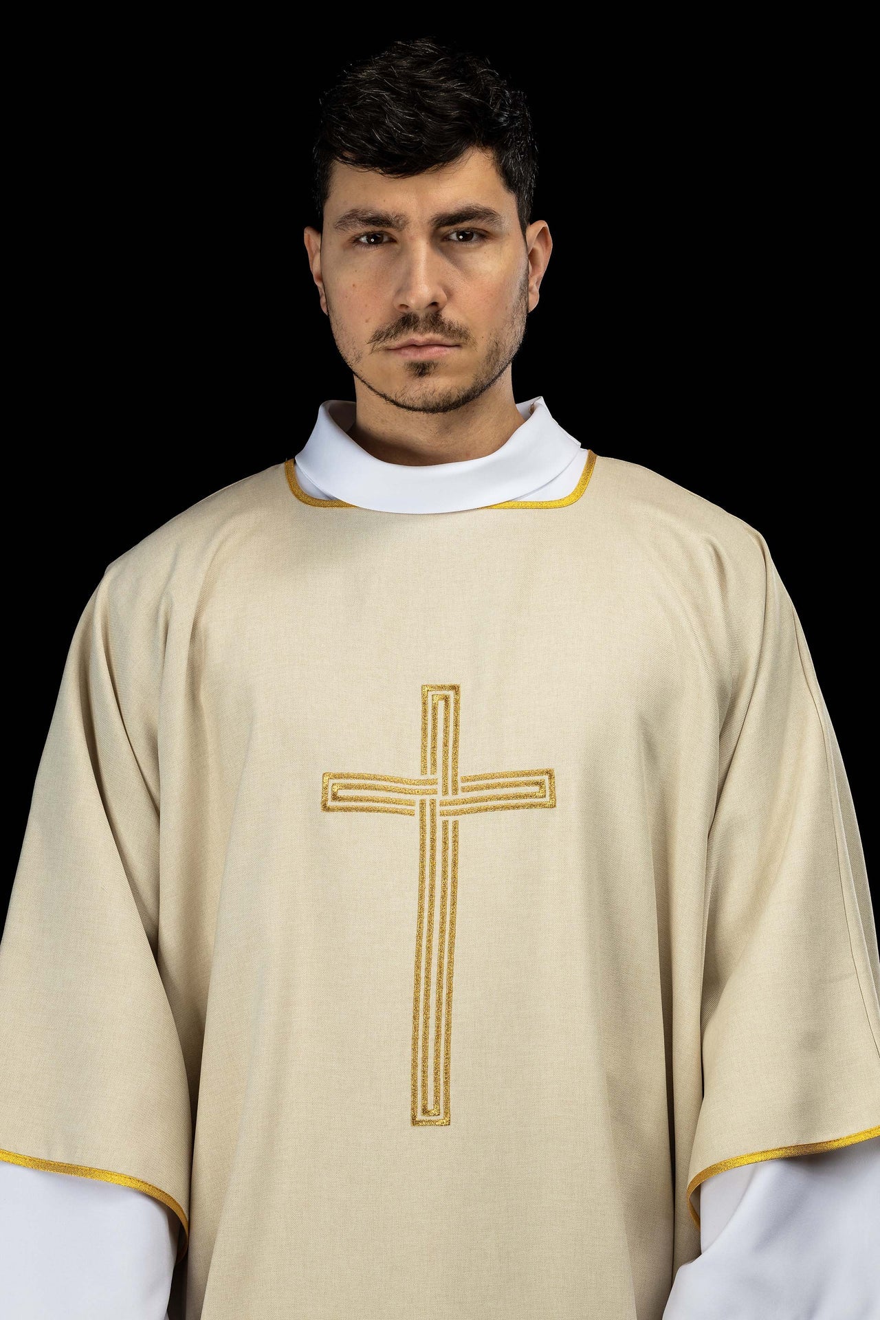 Ecru dalmatyka z haftowanym złotym krzyżem - ORNATY.PL