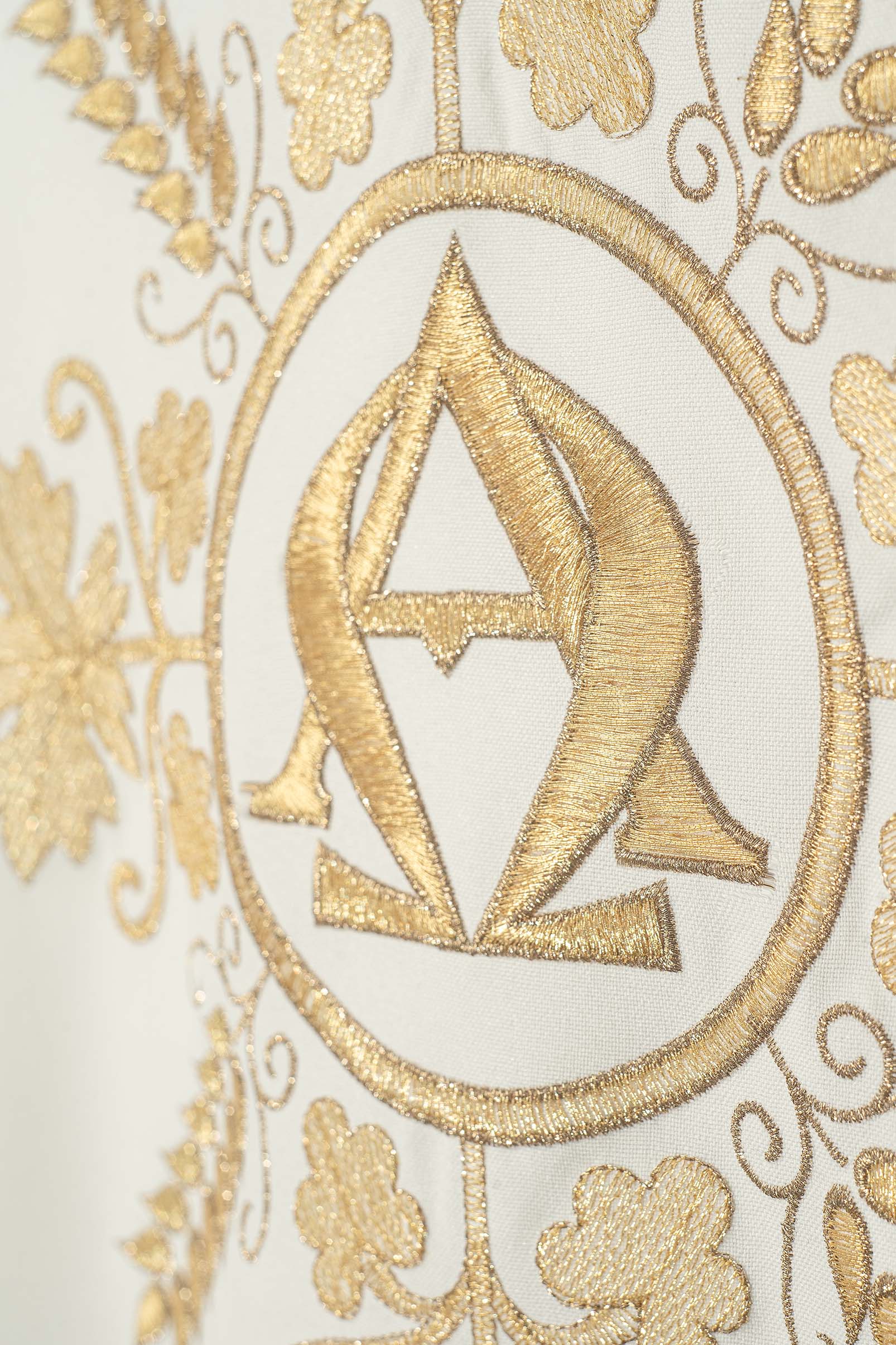 Embroidered ecru chasuble with Alpha and Omega symbols and wheat motifs - CHASUBLES.COM