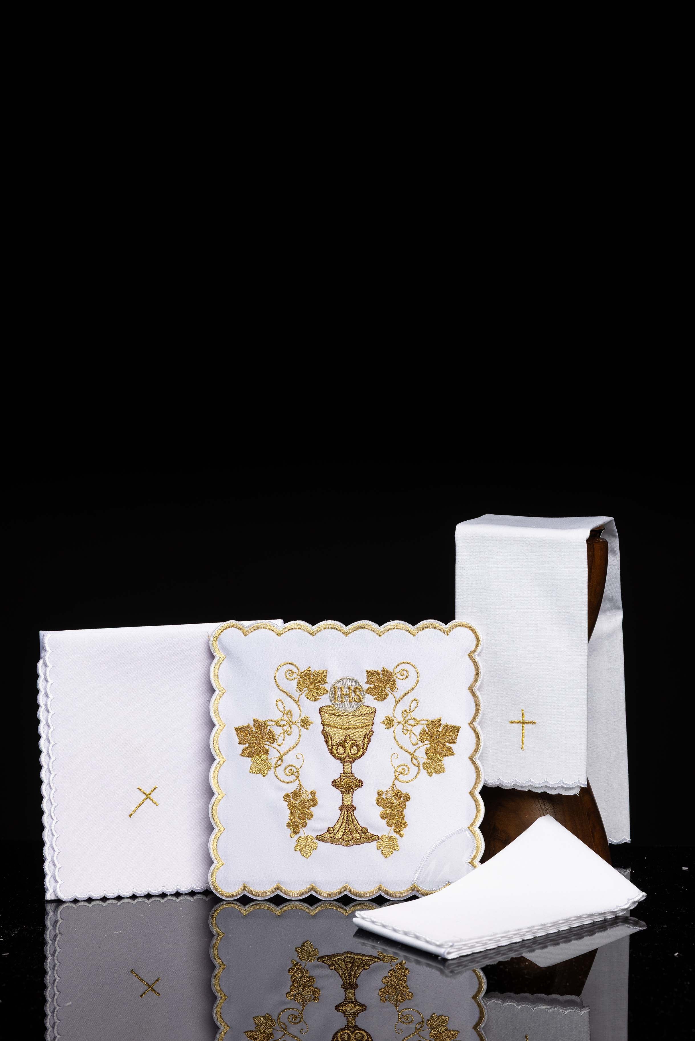 Embroidered chalice linens set with a chalice motif