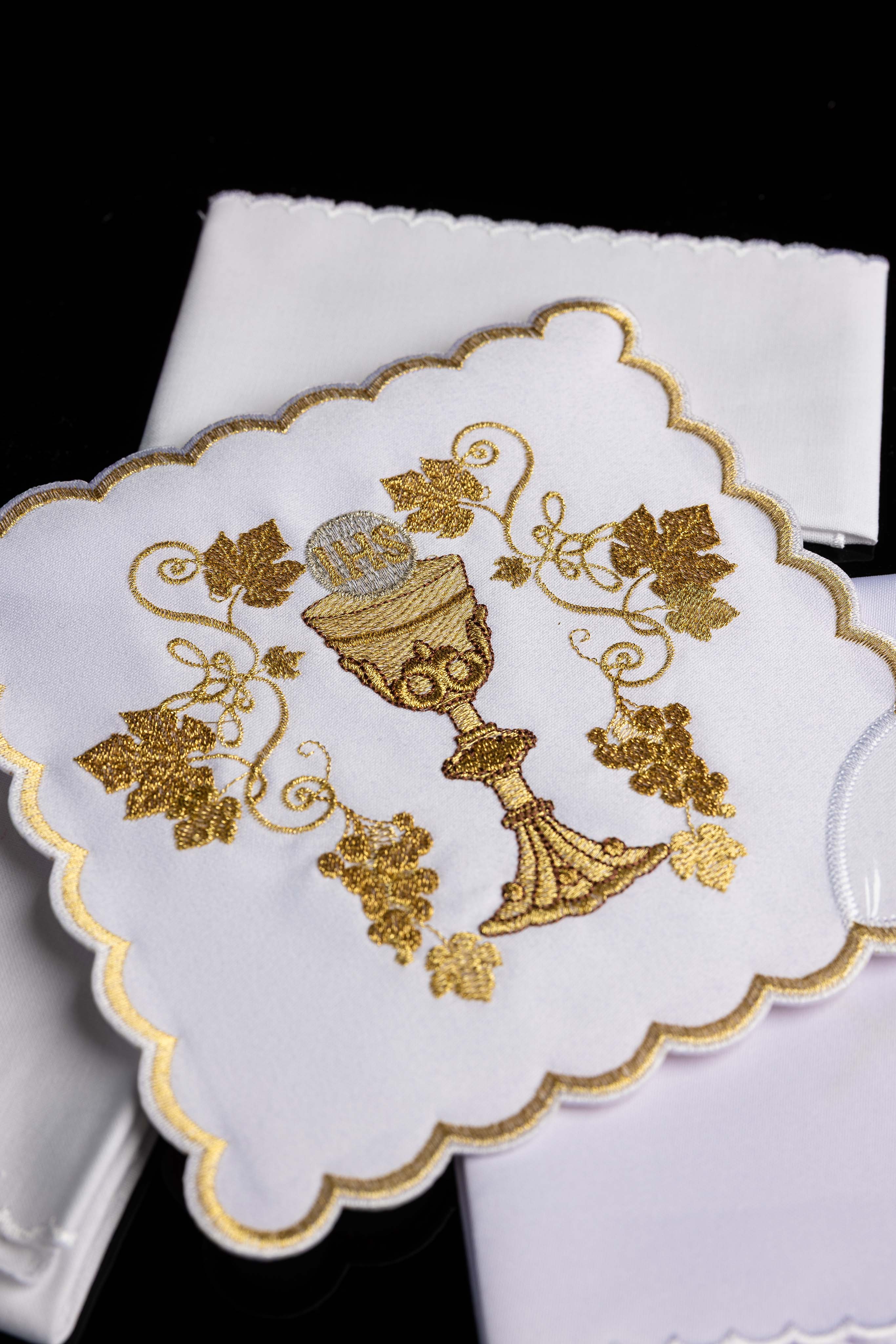 Embroidered chalice linens set with a chalice motif