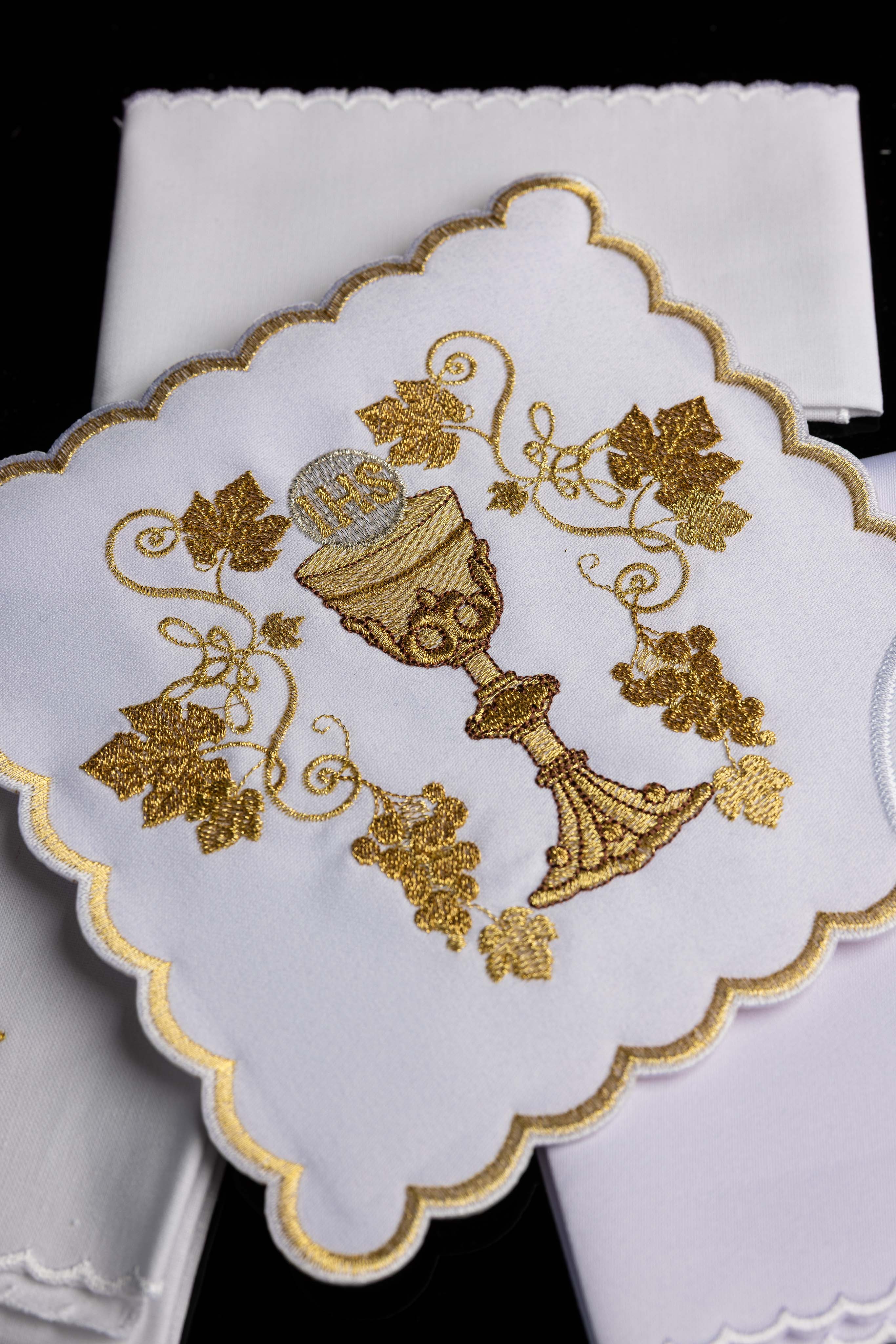 Embroidered chalice linens set with a chalice motif