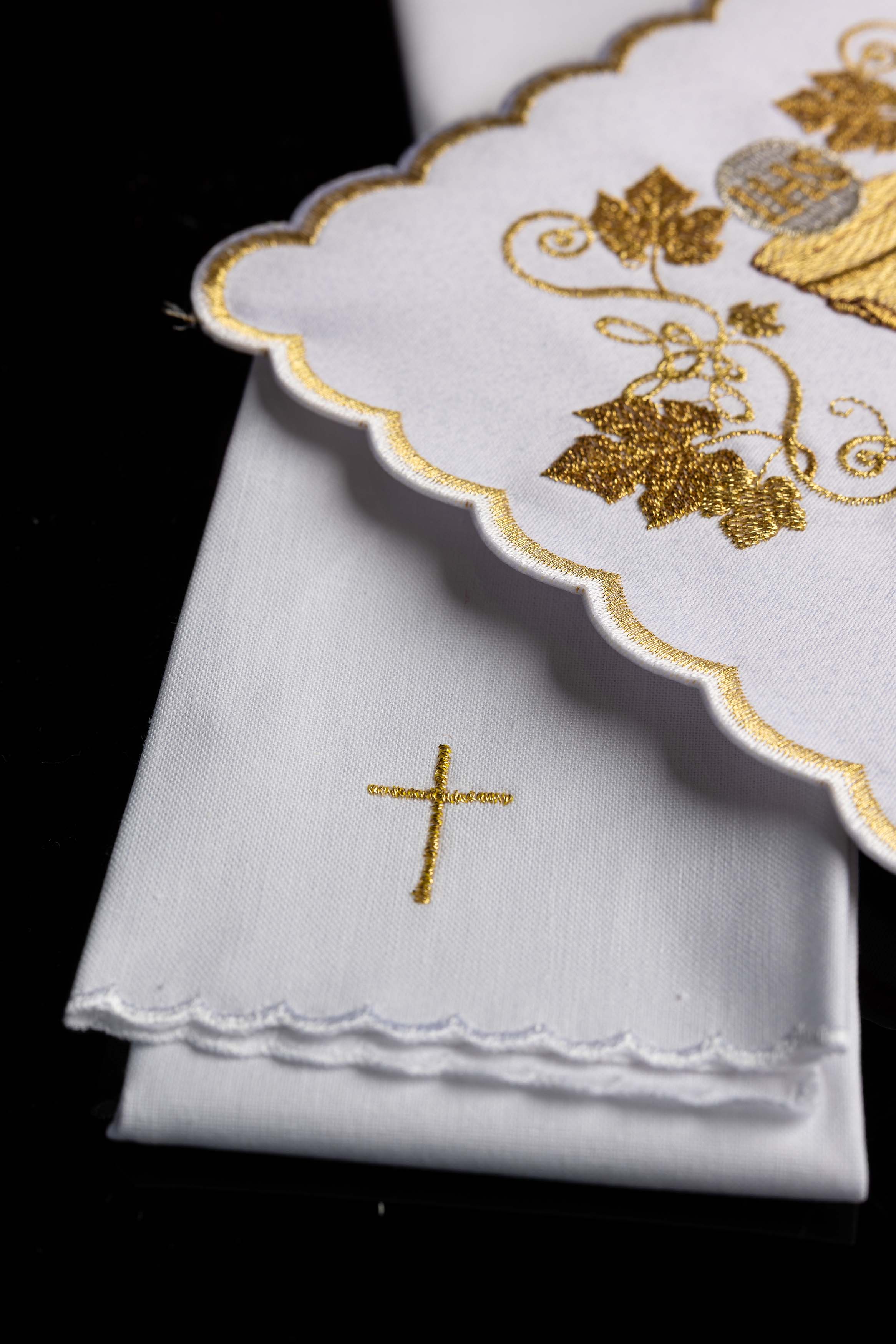 Embroidered chalice linens set with a chalice motif