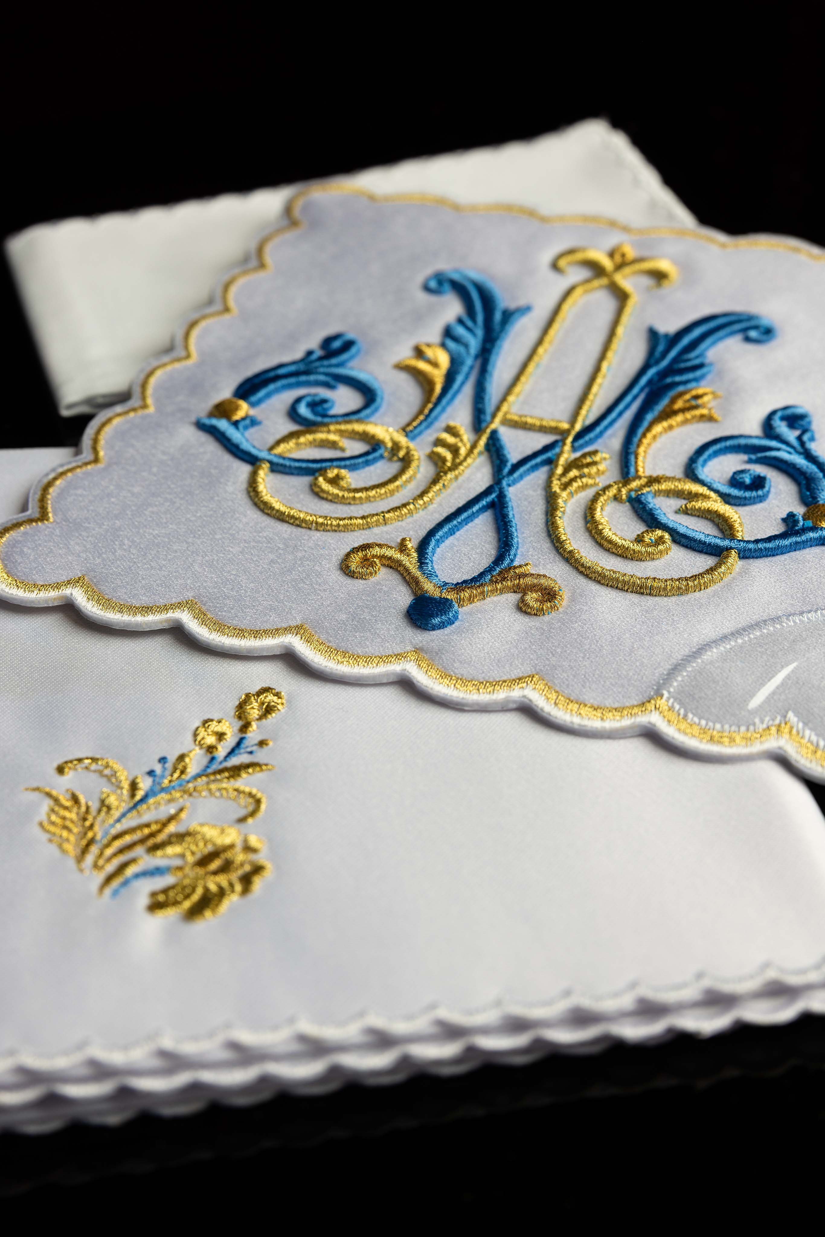 Liturgical chalice linens set with embroidered Marian motif