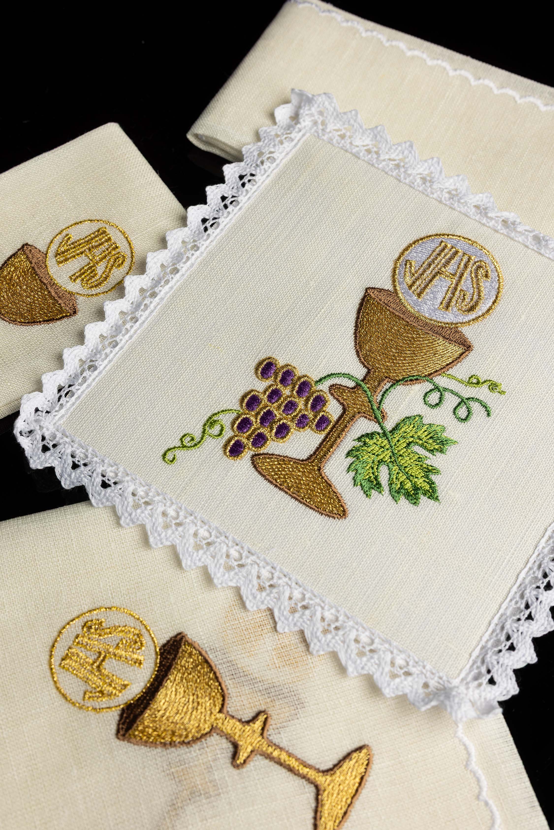 Chalice linen with embroidered chalice motif