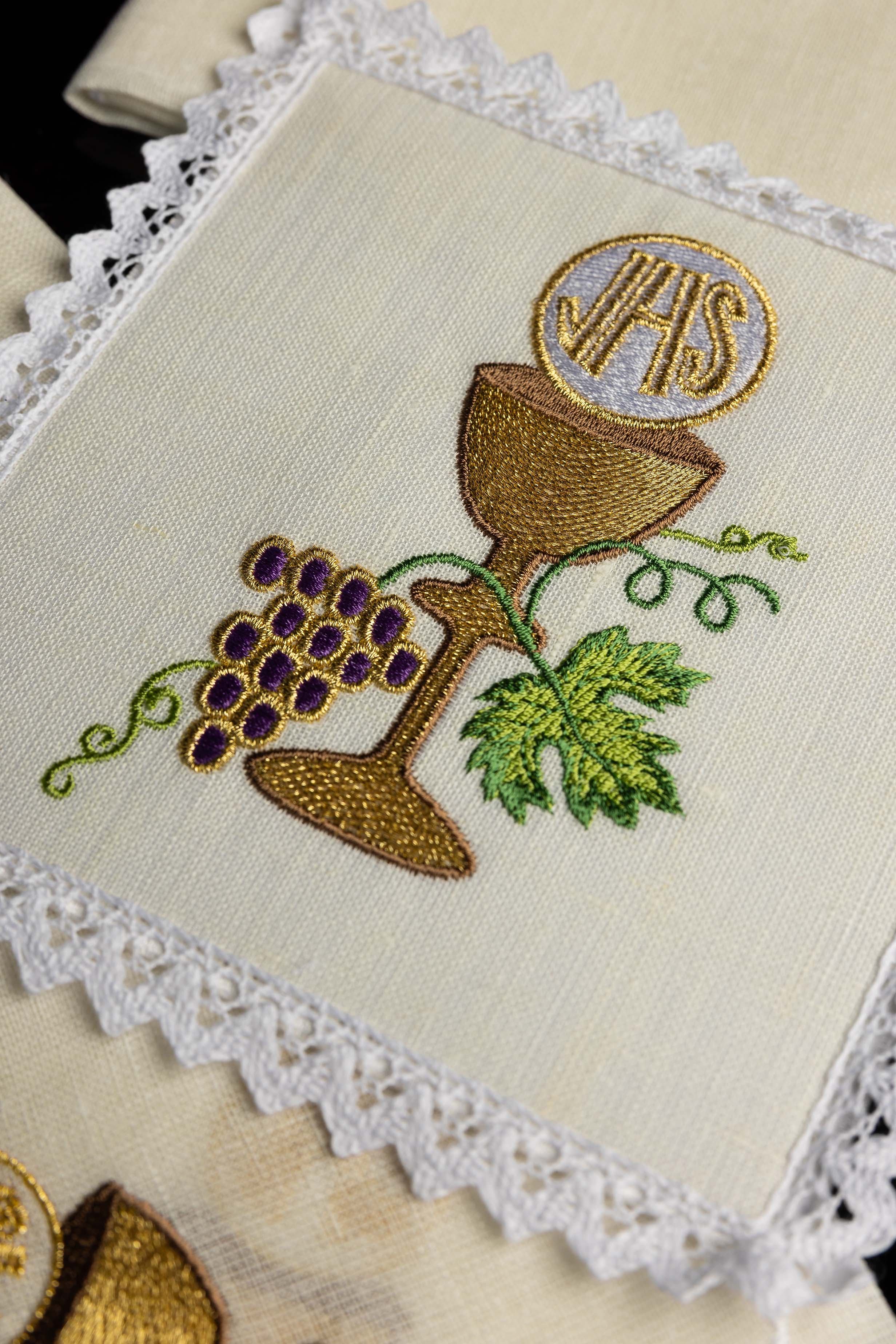 Chalice linen with embroidered chalice motif