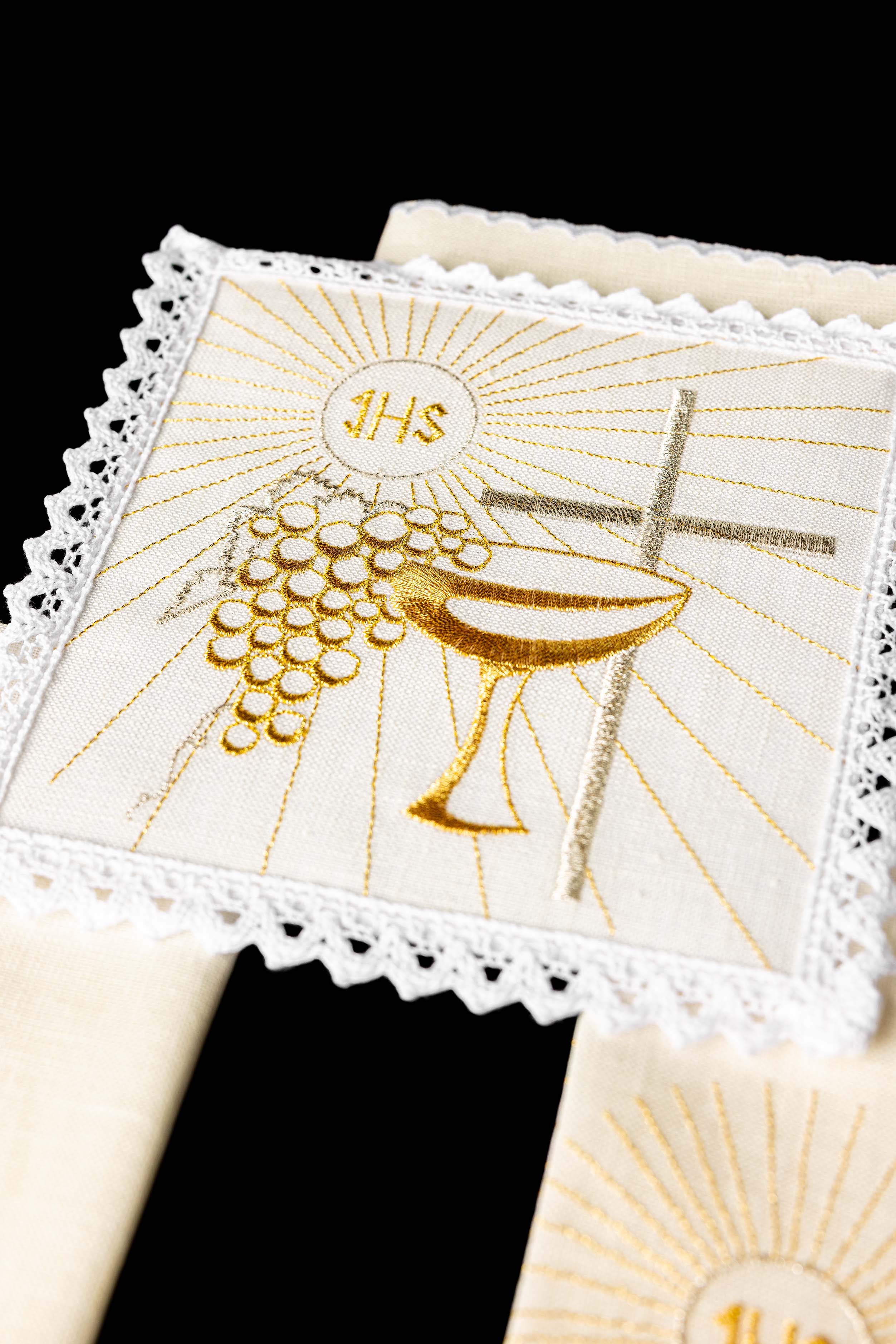 Embroidered altar linens set with Eucharistic motifs - CHASUBLES.COM