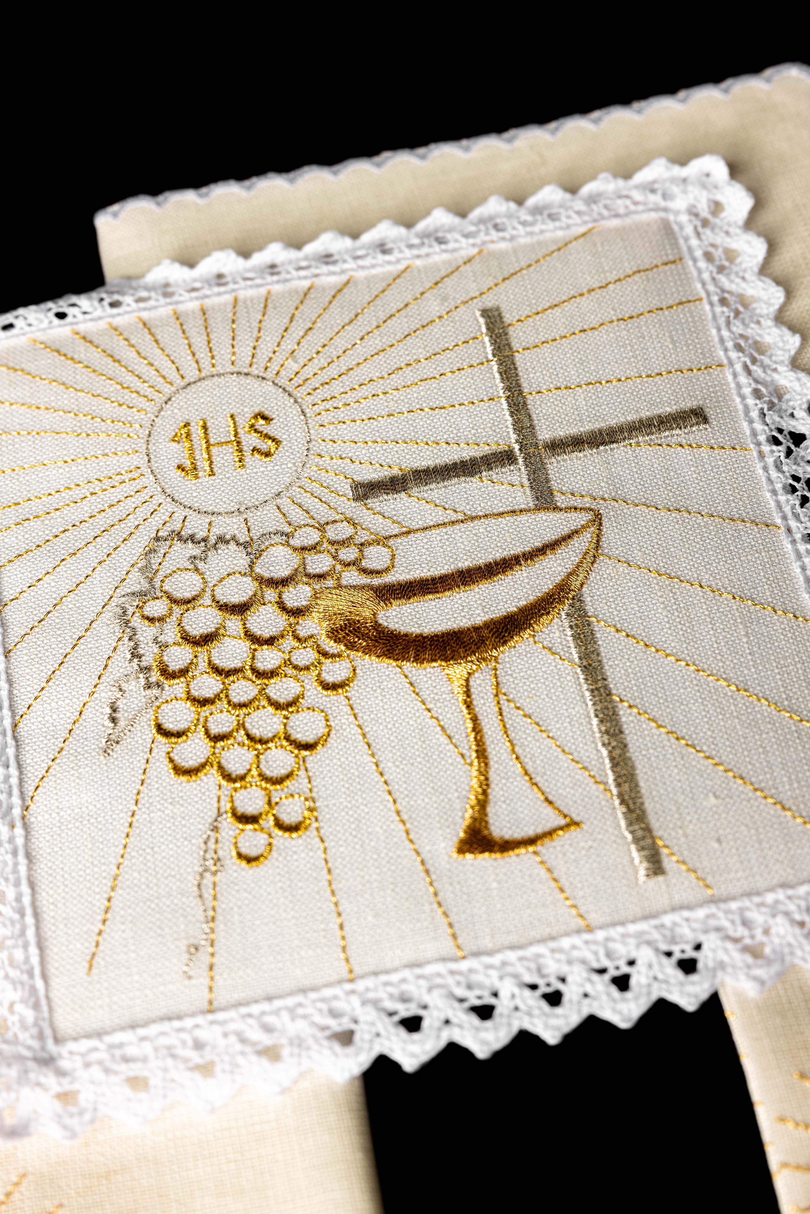 Embroidered altar linens set with Eucharistic motifs - CHASUBLES.COM