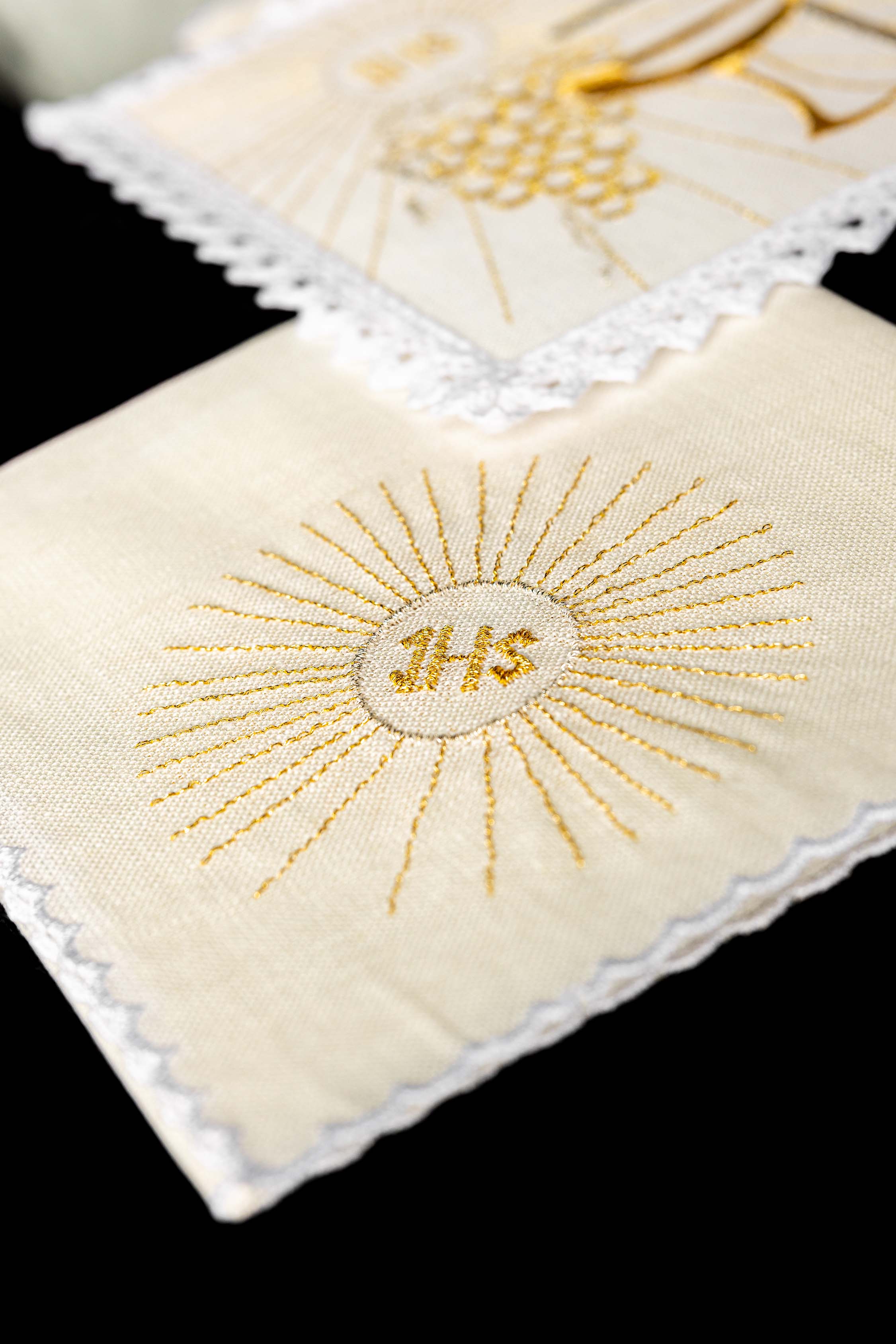 Embroidered altar linens set with Eucharistic motifs - CHASUBLES.COM