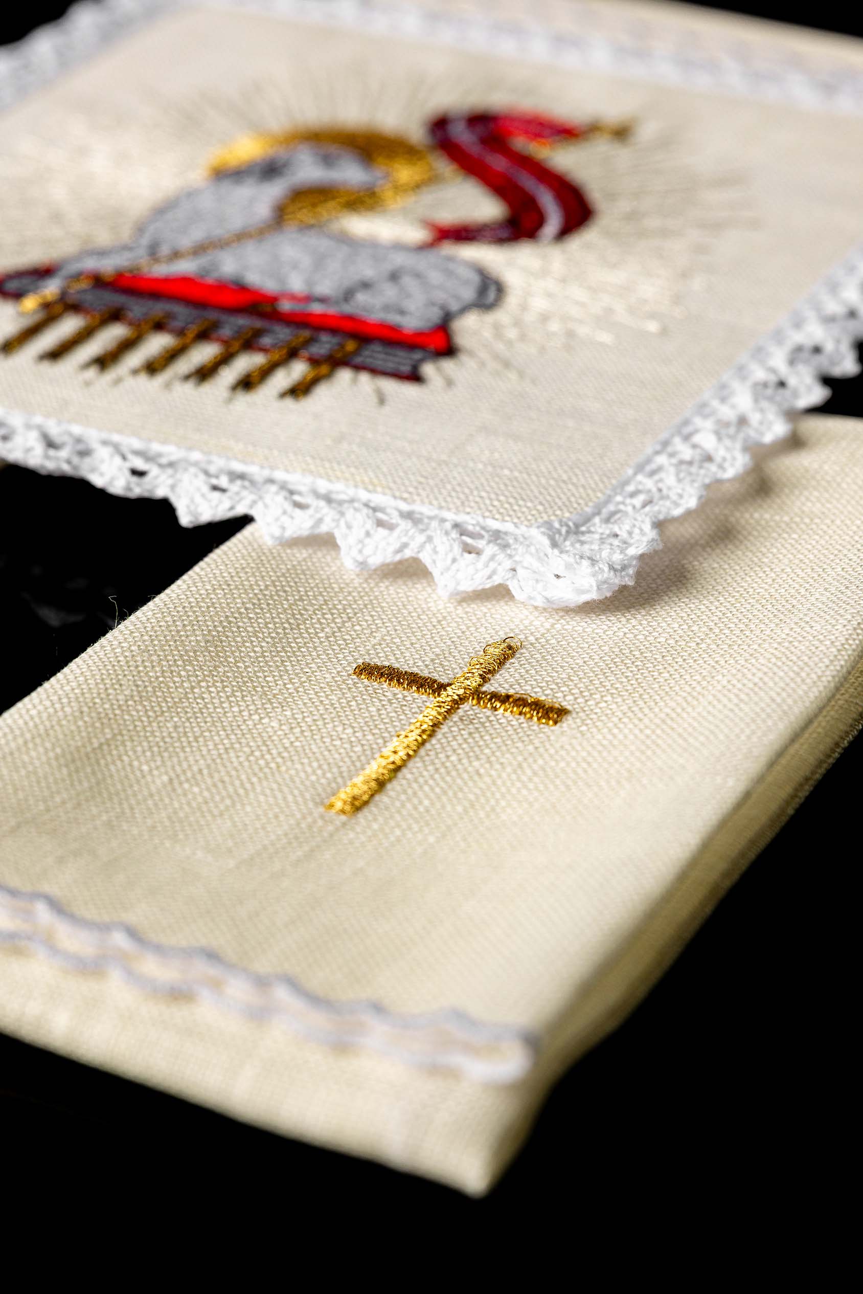 Embroidered altar linen Lamb of God - CHASUBLES.COM