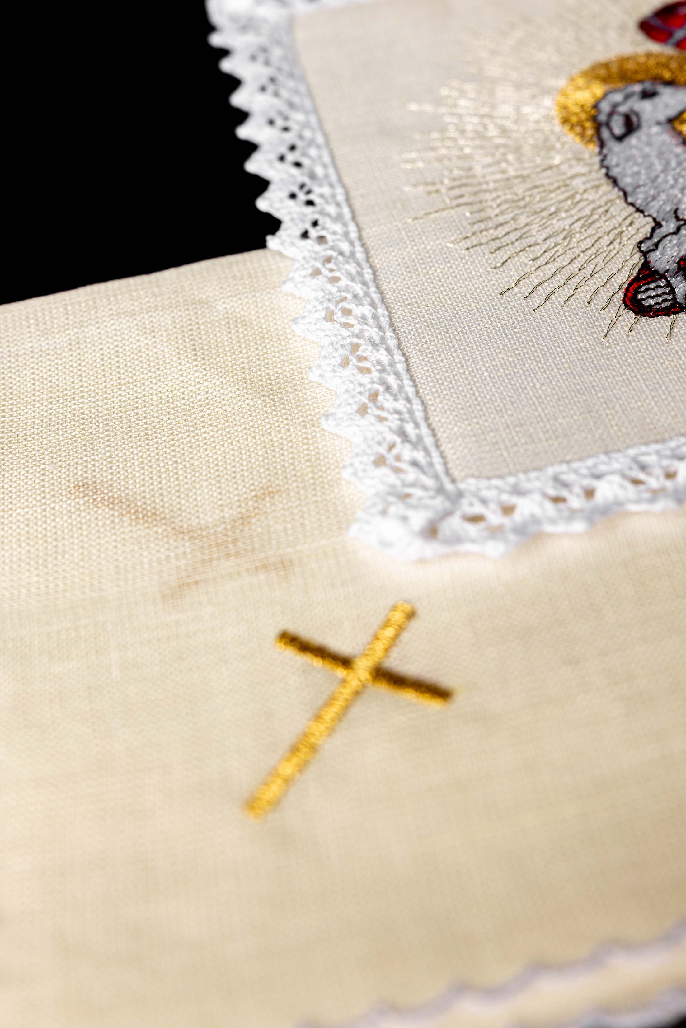 Embroidered altar linen Lamb of God - CHASUBLES.COM