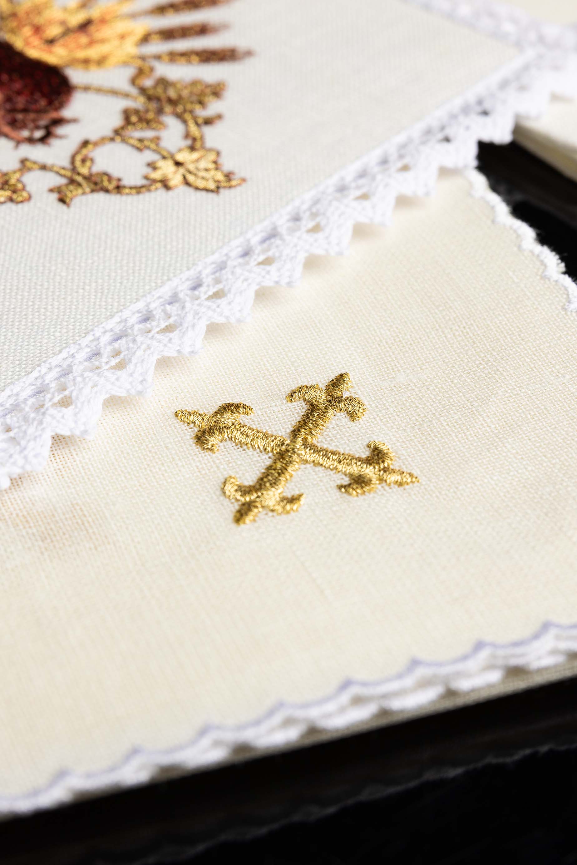 Embroidered altar linen KKL/167 - CHASUBLES.COM