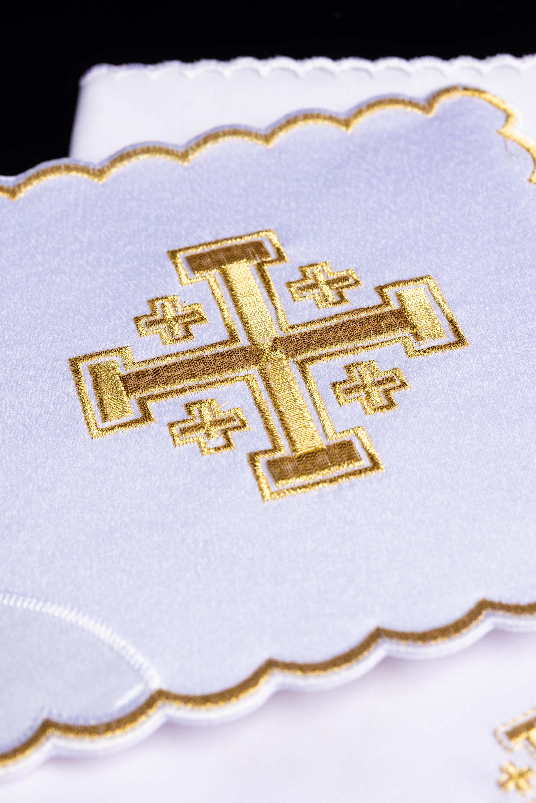 Mass linens with gold Jerusalem Cross embroidery - CHASUBLES.COM