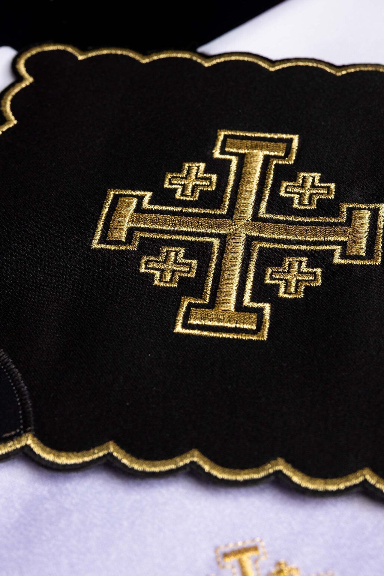 Bielizna kielichowa czarna z haftem Krzyż Jerozolimski - ORNATY.PL