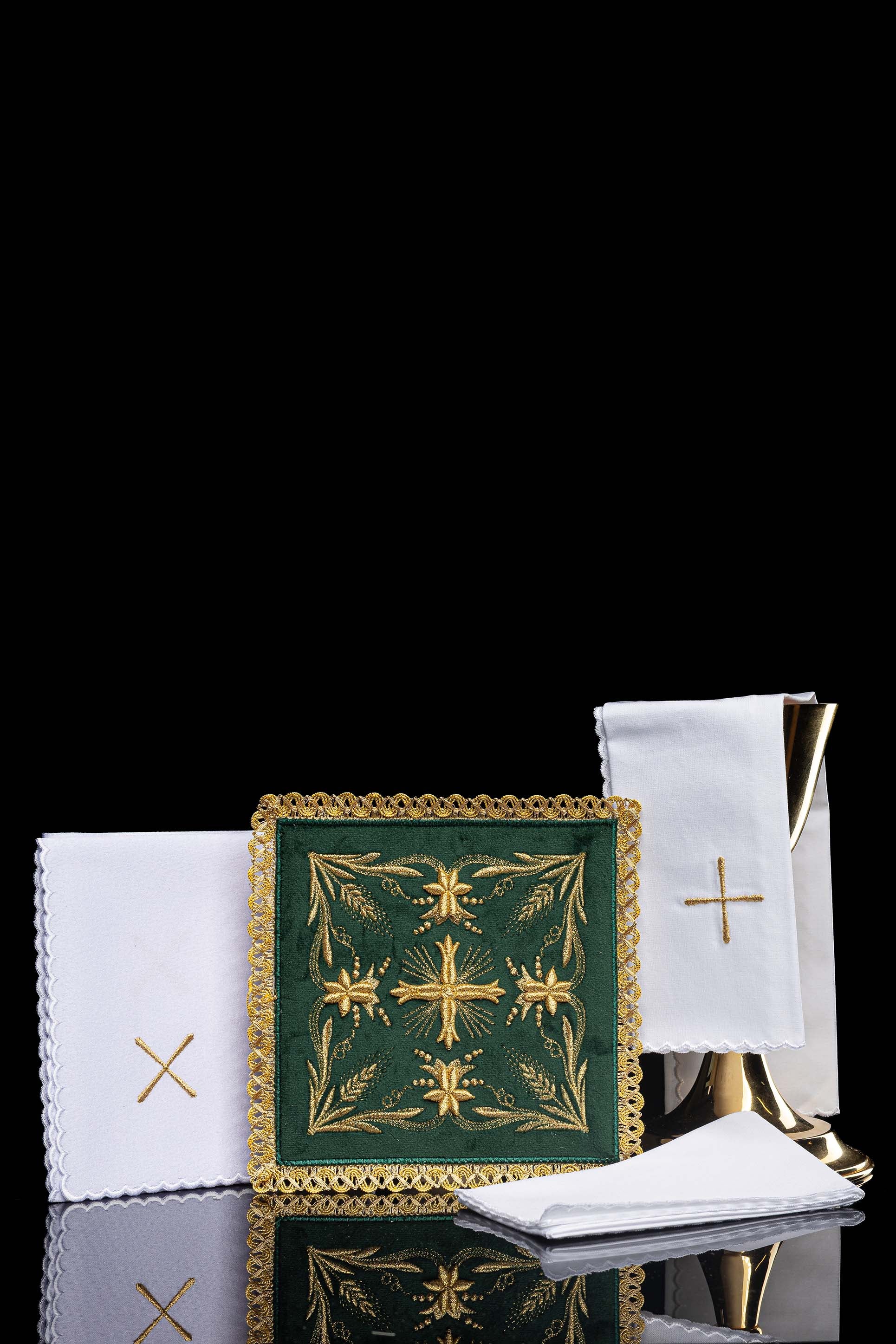 Embroidered Chalice Linens Green velvet texture - CHASUBLES.COM