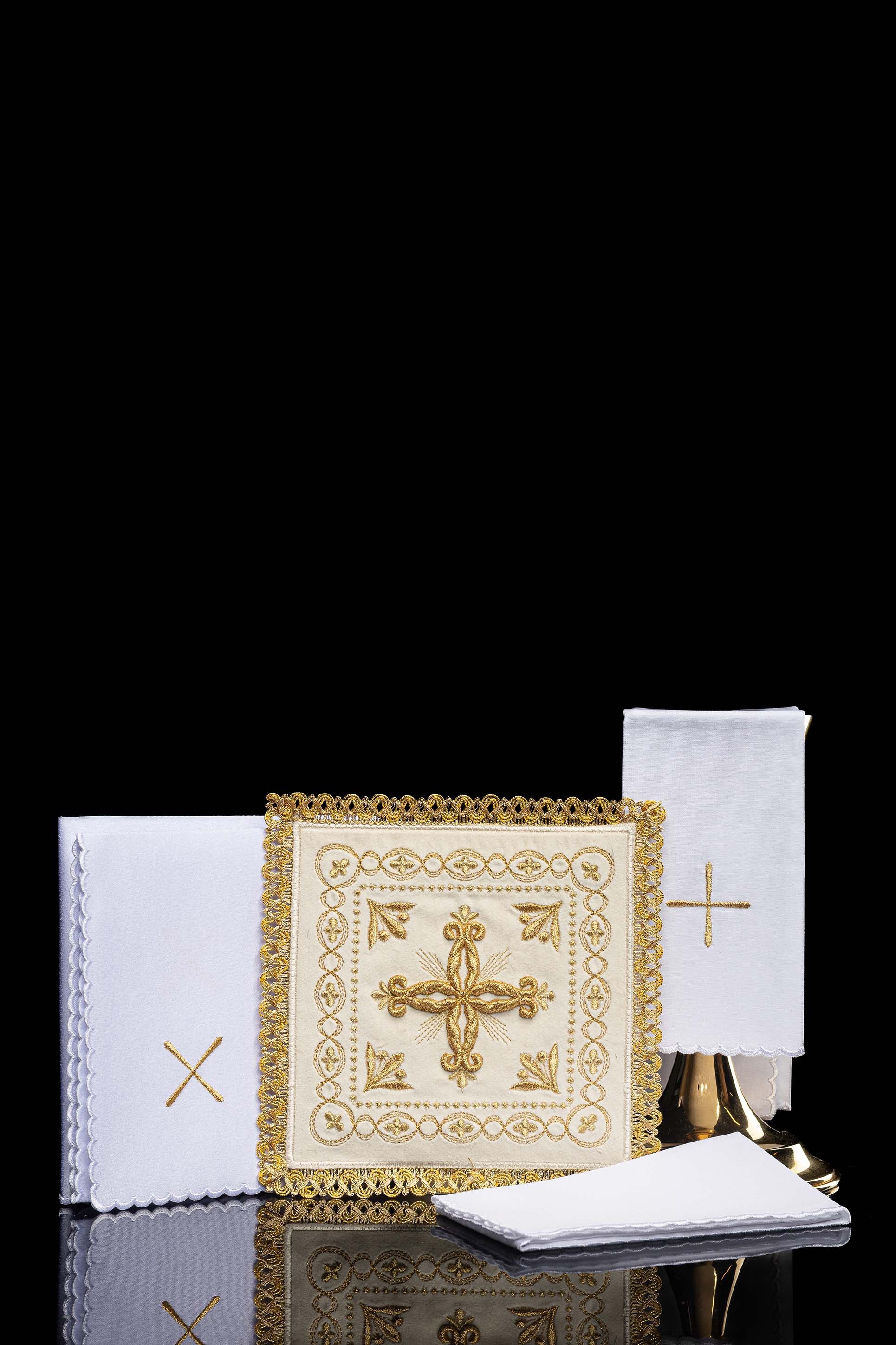 Chalice linens made of velvet in ecru with cross embroidery - CHASUBLES.COM