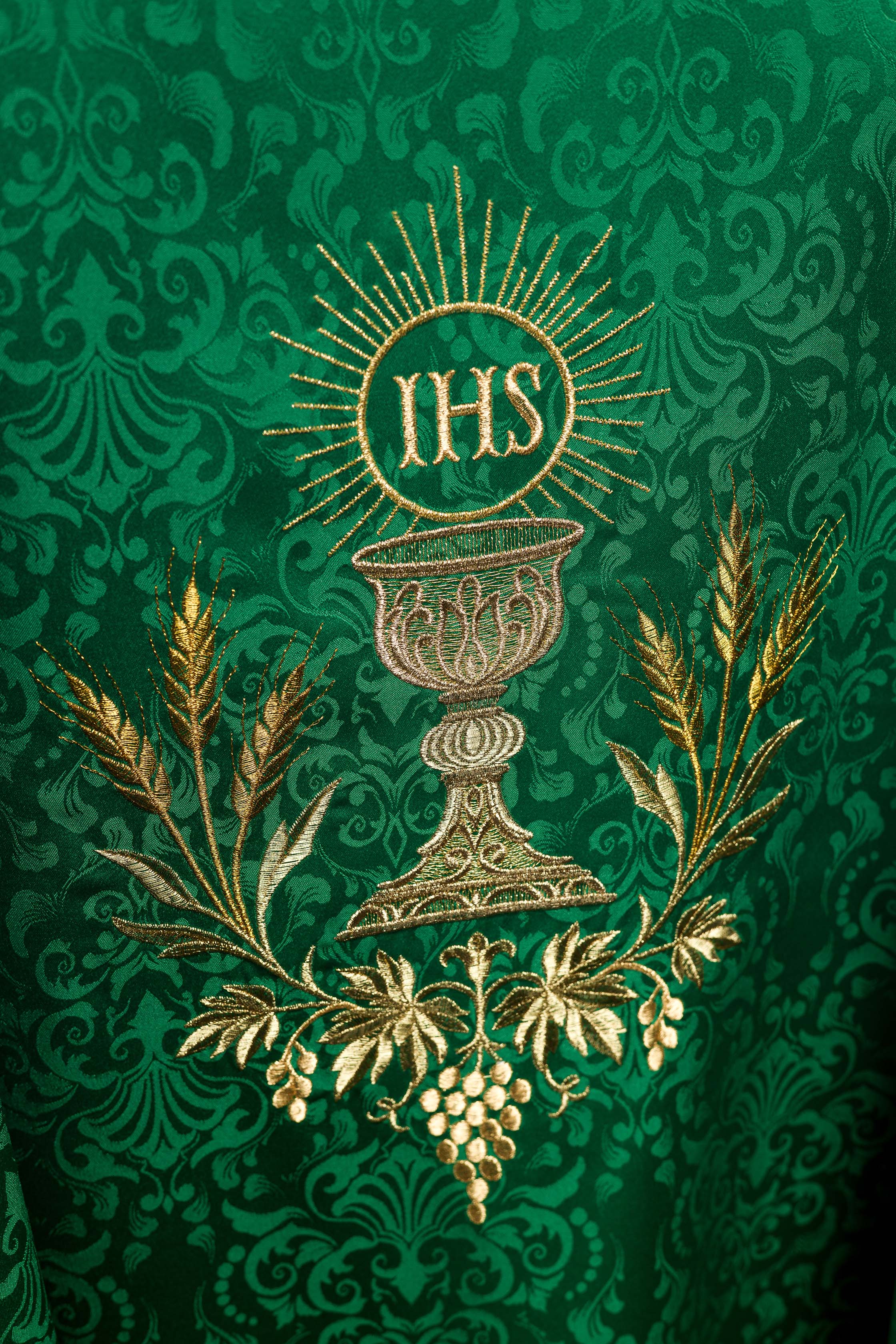 Green liturgical chasuble with embroidered chalice and host on jacquard fabric - CHASUBLES.COM