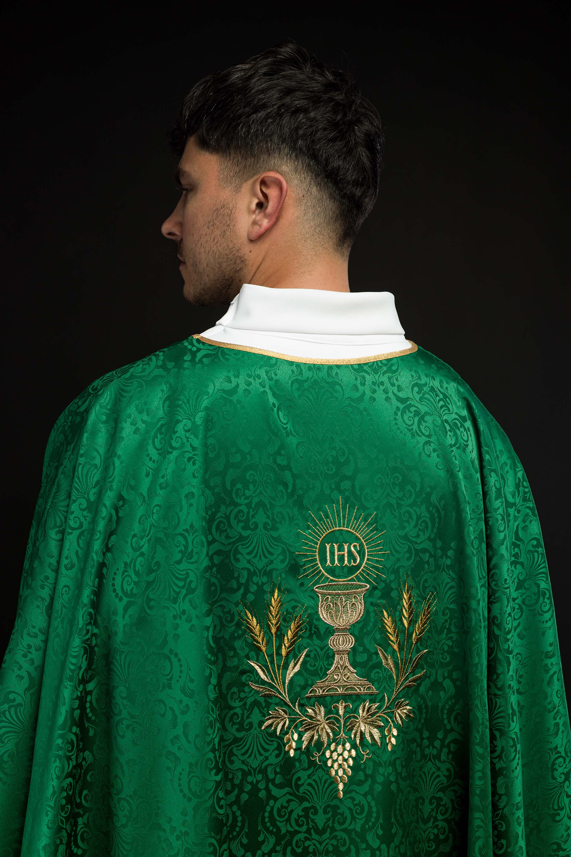 Green liturgical chasuble with embroidered chalice and host on jacquard fabric - CHASUBLES.COM