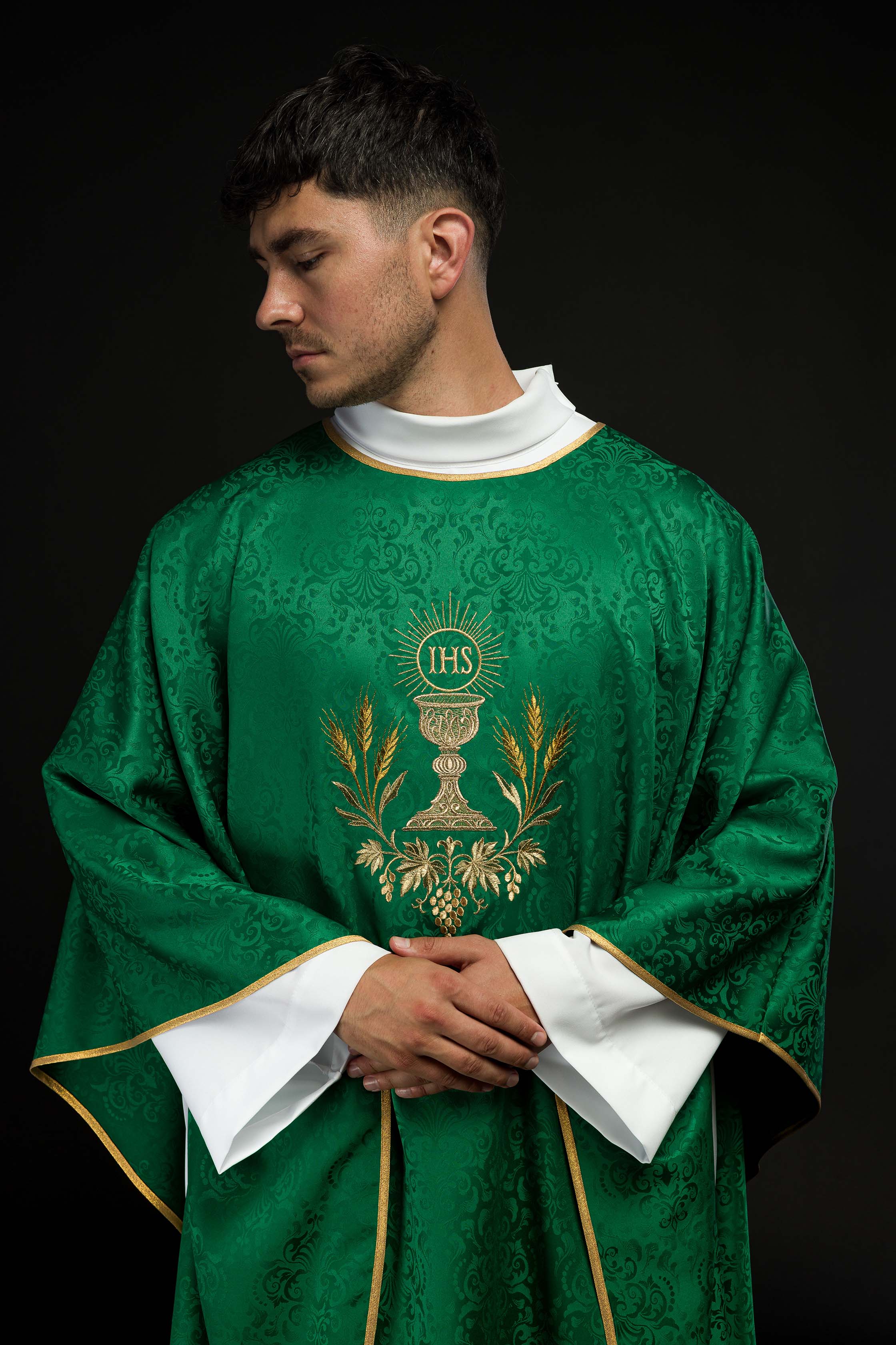 Green liturgical chasuble with embroidered chalice and host on jacquard fabric - CHASUBLES.COM