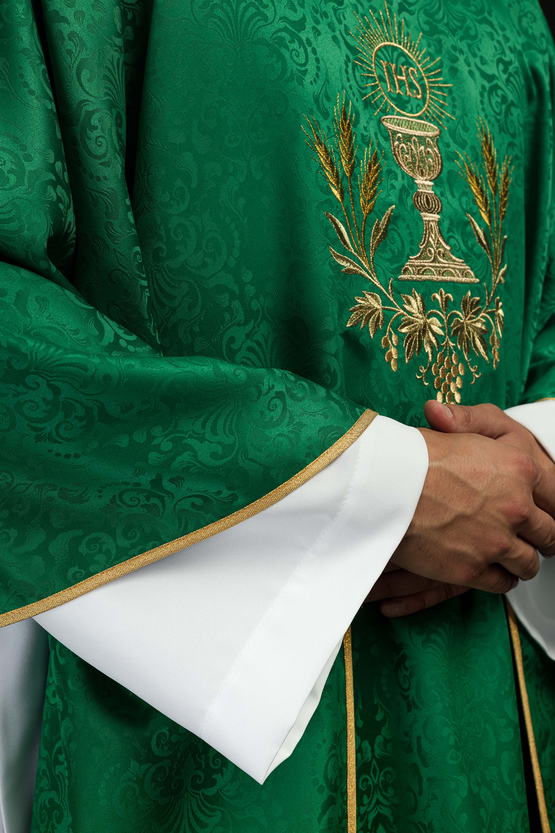 Green liturgical chasuble with embroidered chalice and host on jacquard fabric - CHASUBLES.COM