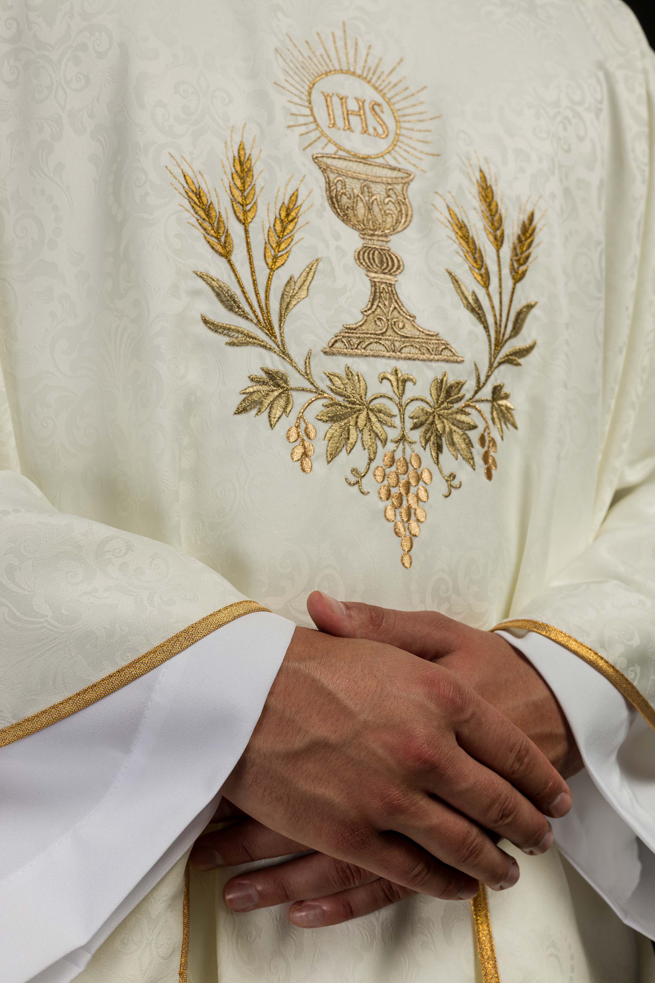 Ecru Liturgical Chasuble with Embroidered Chalice and Host on Jacquard Fabric - CHASUBLES.COM