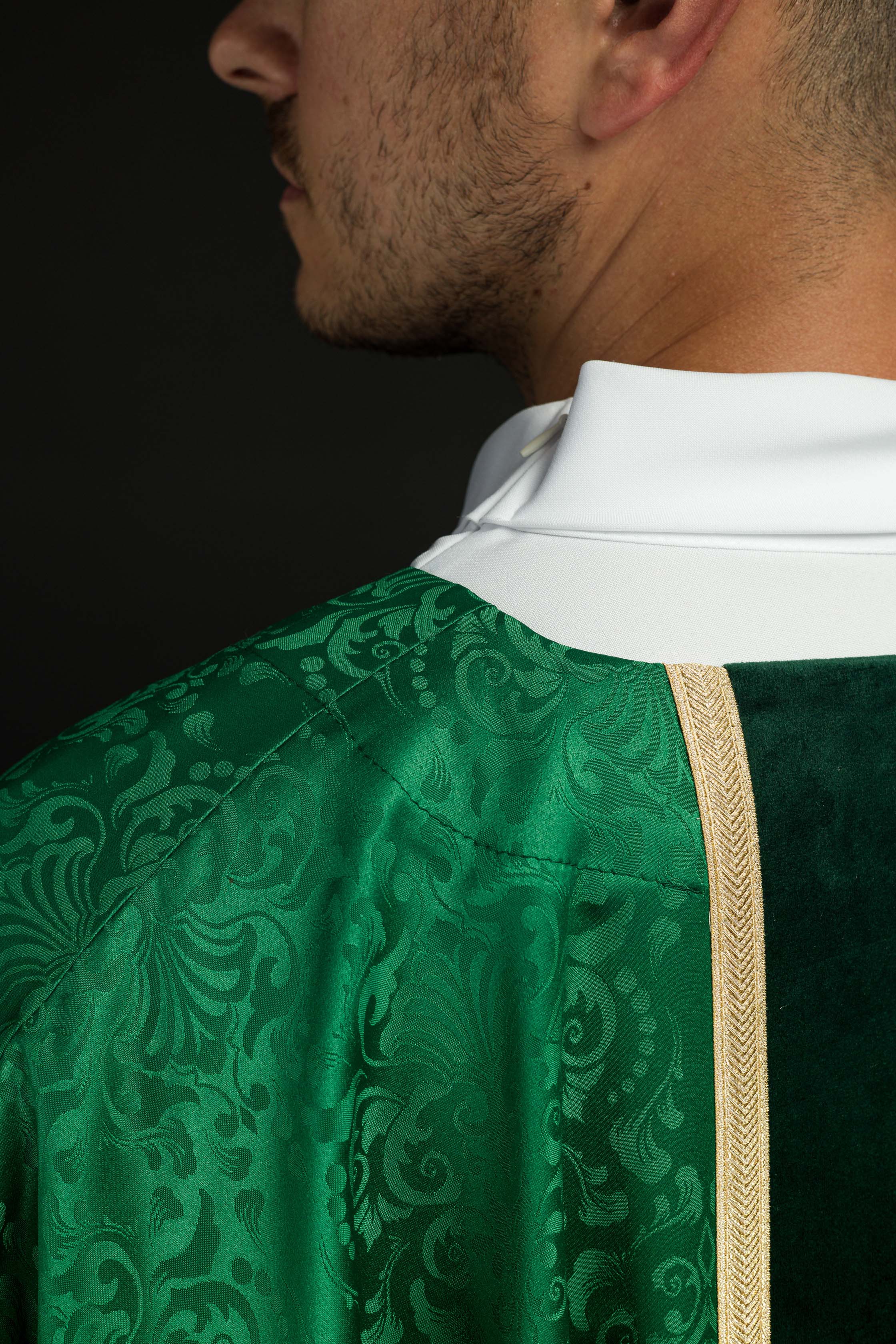 Green liturgical chasuble with stole and cross embroidery on jacquard fabric - CHASUBLES.COM