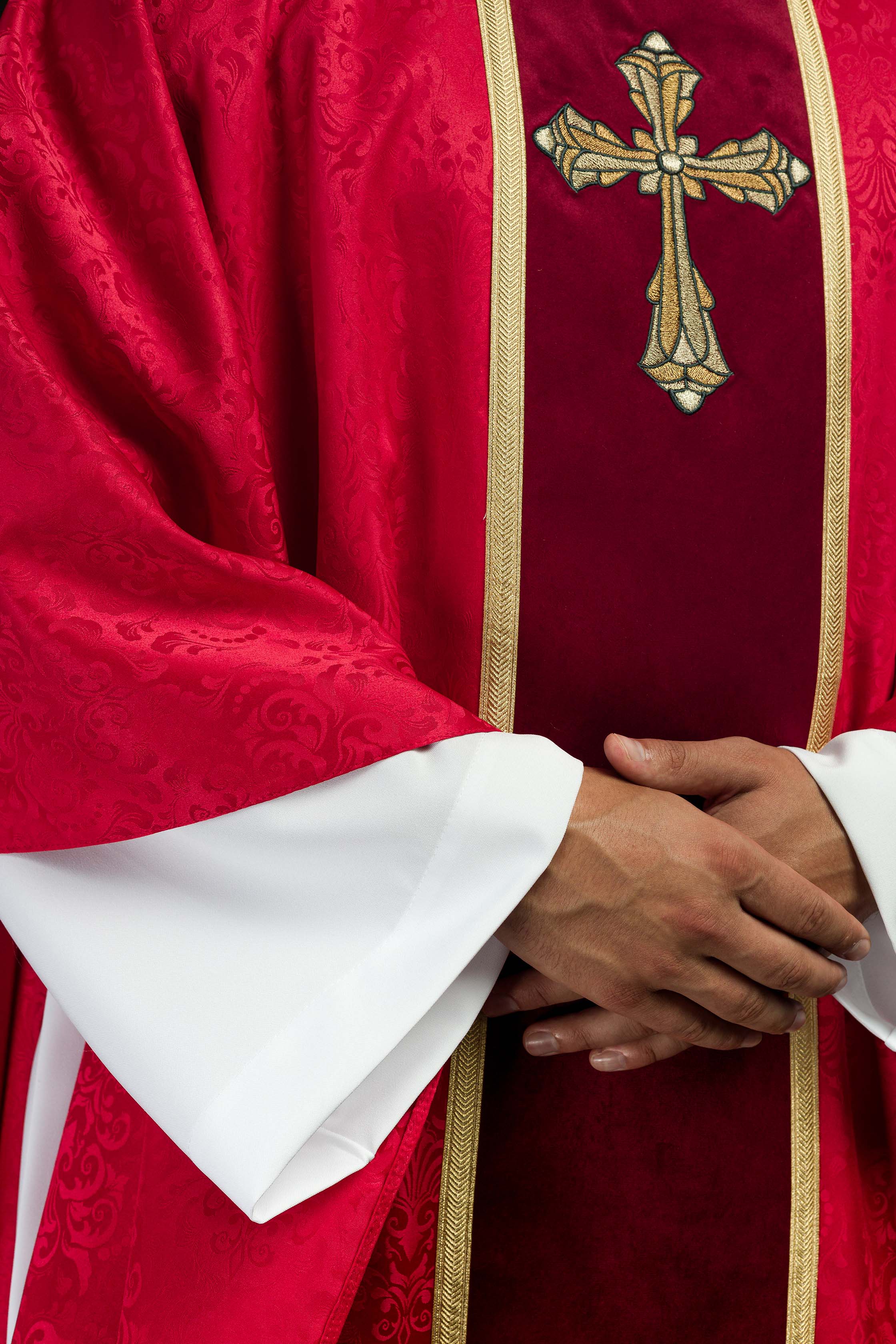 Red liturgical chasuble with stole and cross embroidery on jacquard fabric - CHASUBLES.COM