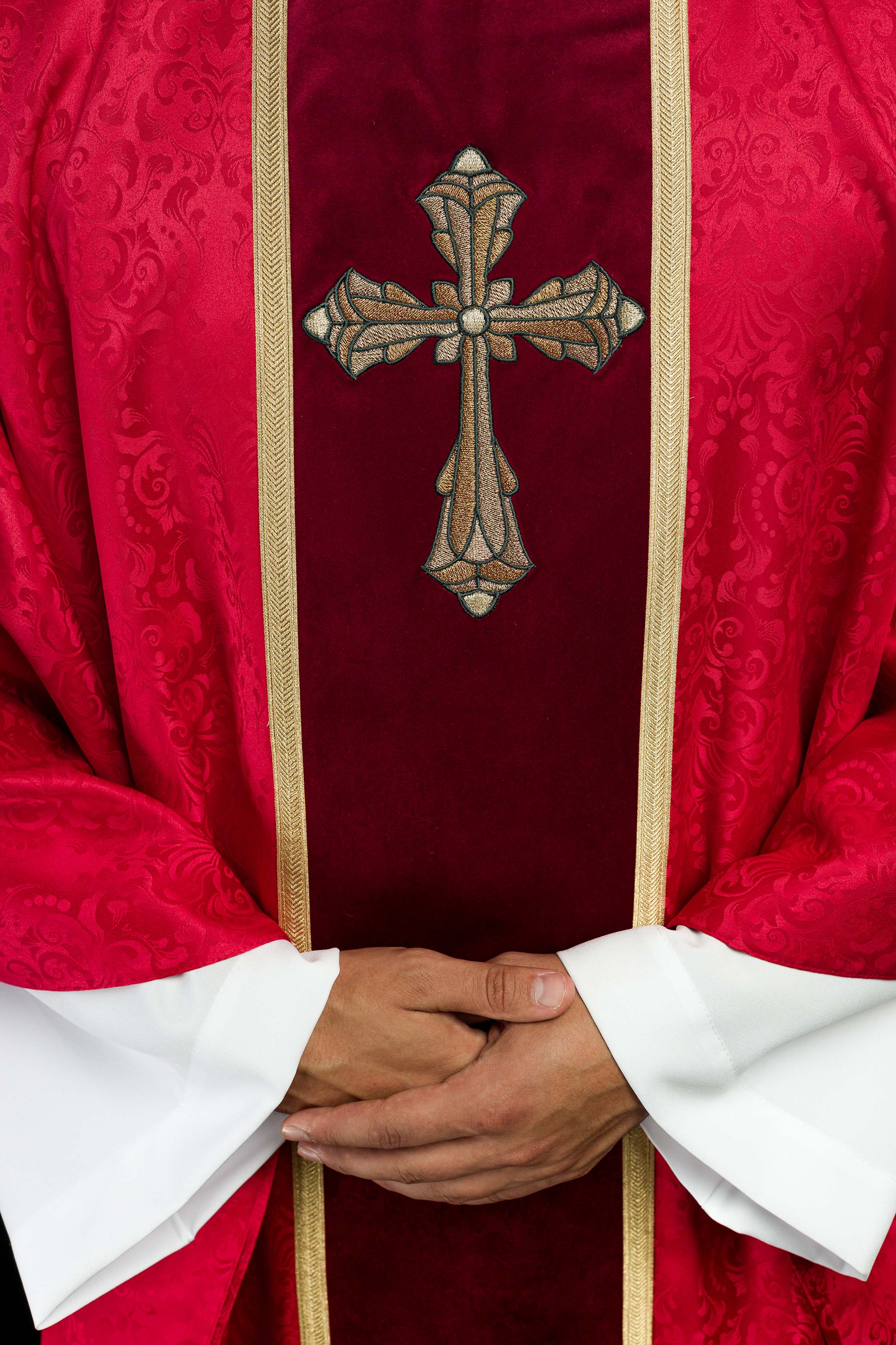 Red liturgical chasuble with stole and cross embroidery on jacquard fabric - CHASUBLES.COM