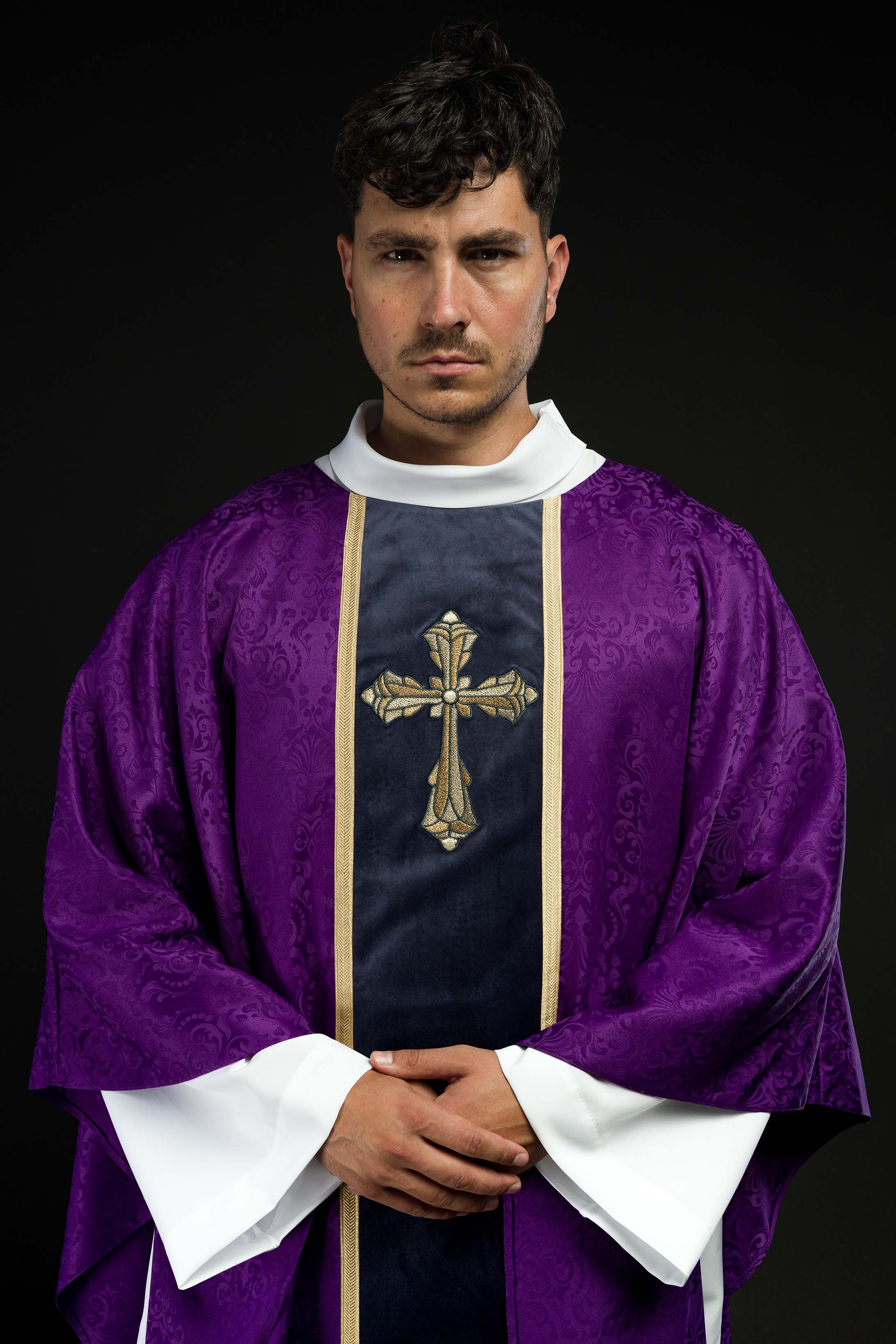 Purple liturgical chasuble with stole and cross embroidery on jacquard fabric - CHASUBLES.COM