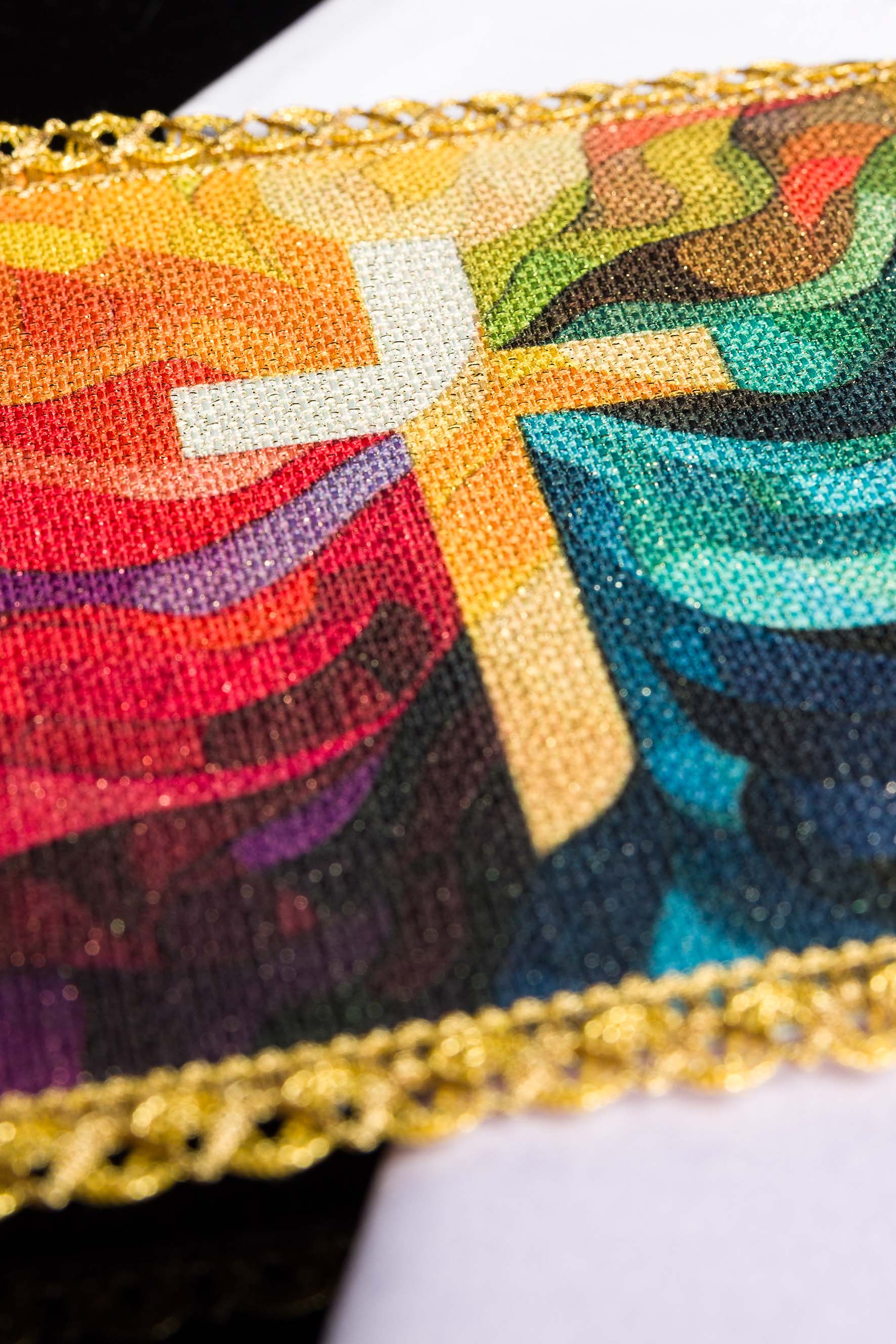 Chalice linens set with a colorful printed cross motif - CHASUBLES.COM