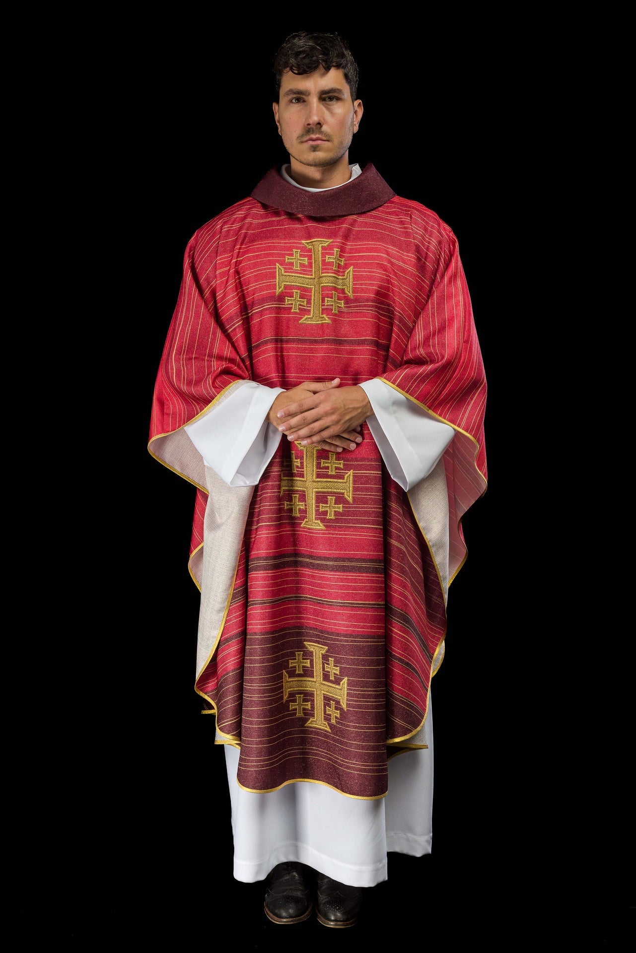 Ornat drukowany z Krzyżem Jerozolimskim czerwony - CHASUBLES.COM