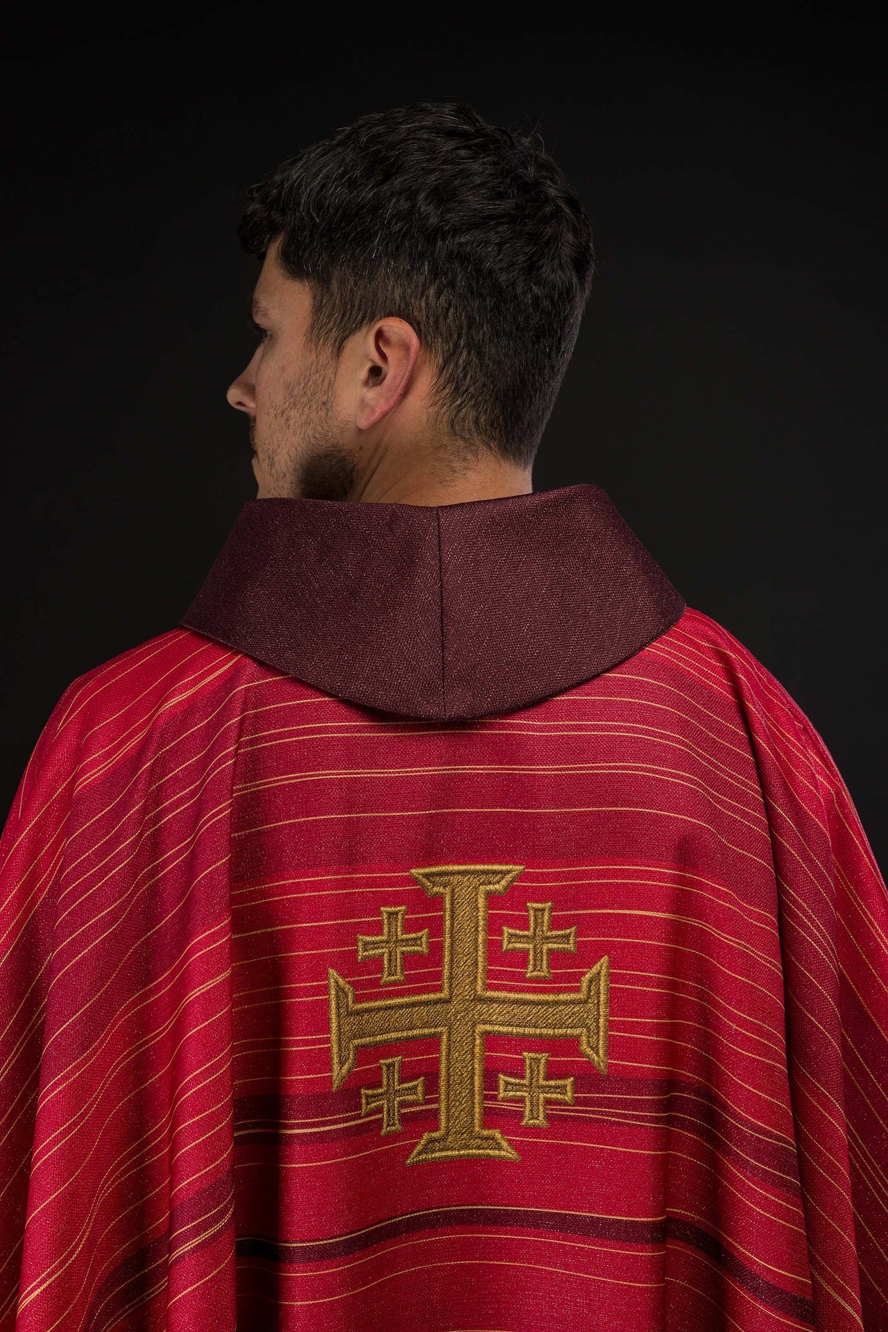 Ornat drukowany z Krzyżem Jerozolimskim czerwony - CHASUBLES.COM