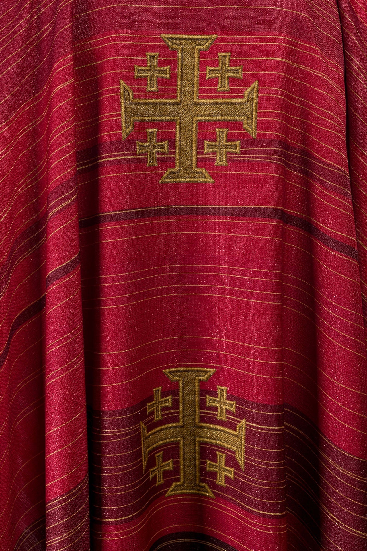Ornat drukowany z Krzyżem Jerozolimskim czerwony - CHASUBLES.COM