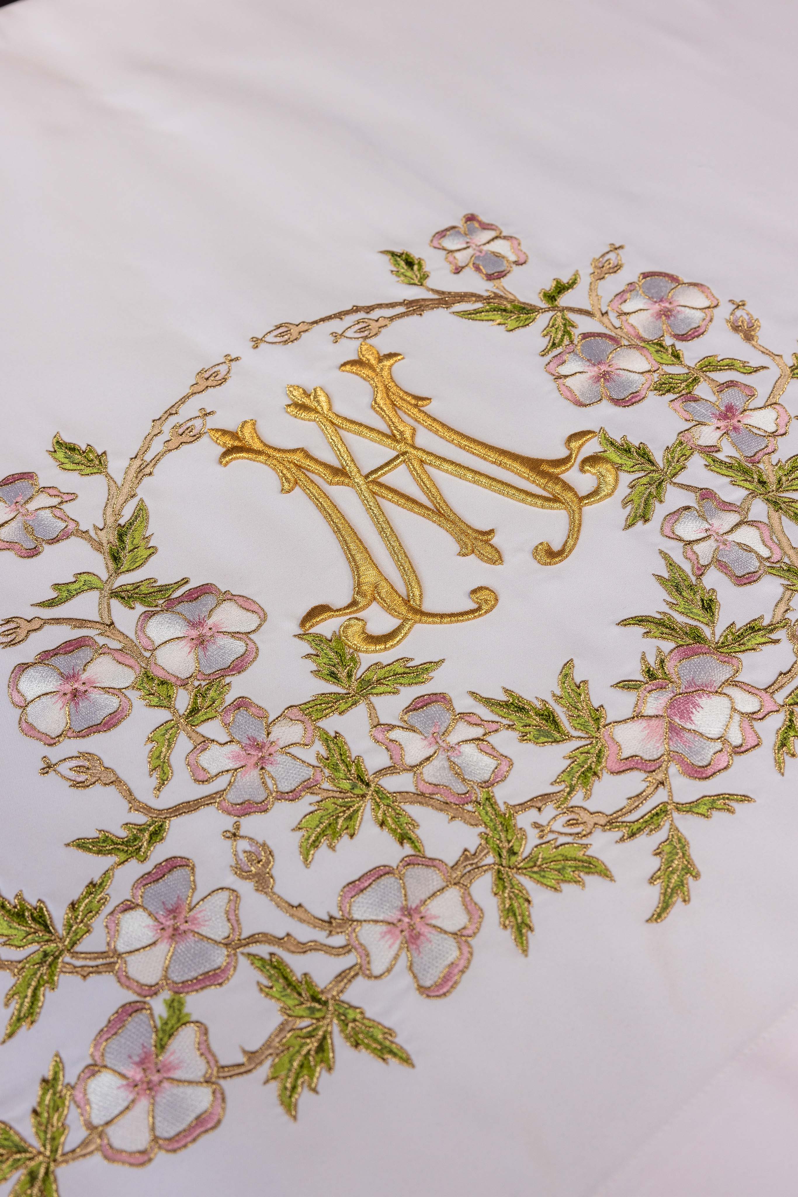 Altar tablecloth with Marian design