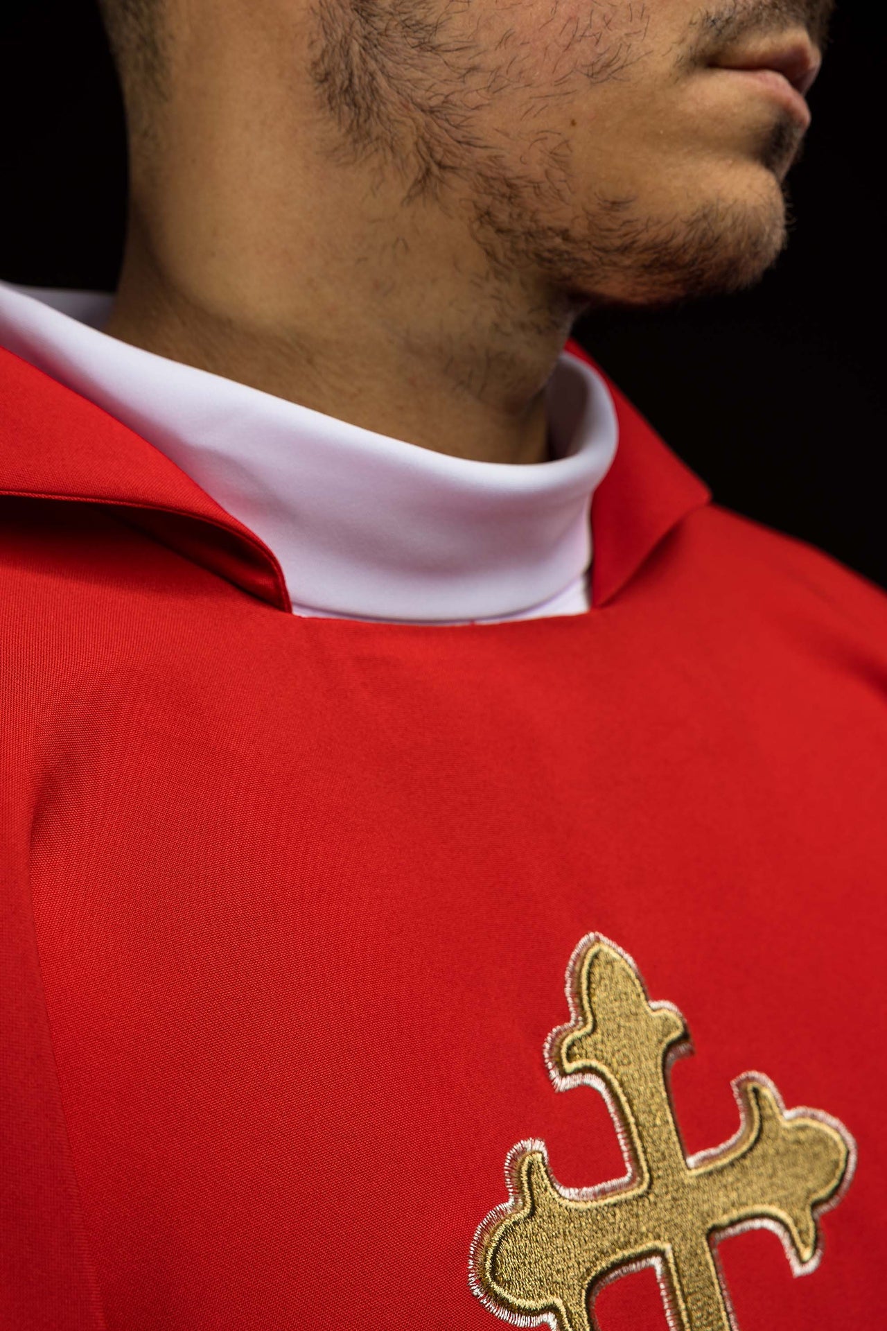 Embroidered chasuble with cross symbol and wide collar red