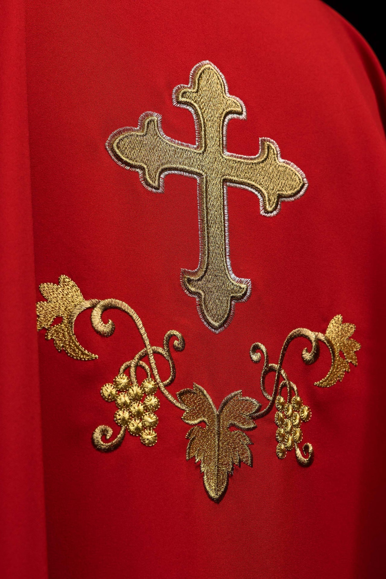 Embroidered chasuble with cross symbol and wide collar red