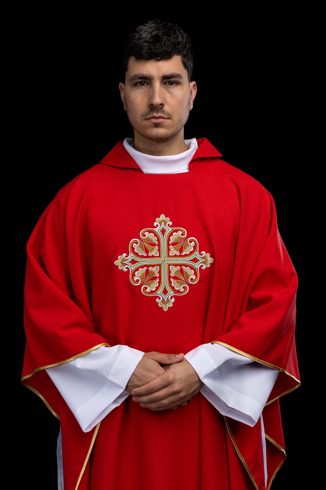 Ornat haftowany z ozdobionym krzyżem i szerokim kołnierzem czerwony - CHASUBLES.COM