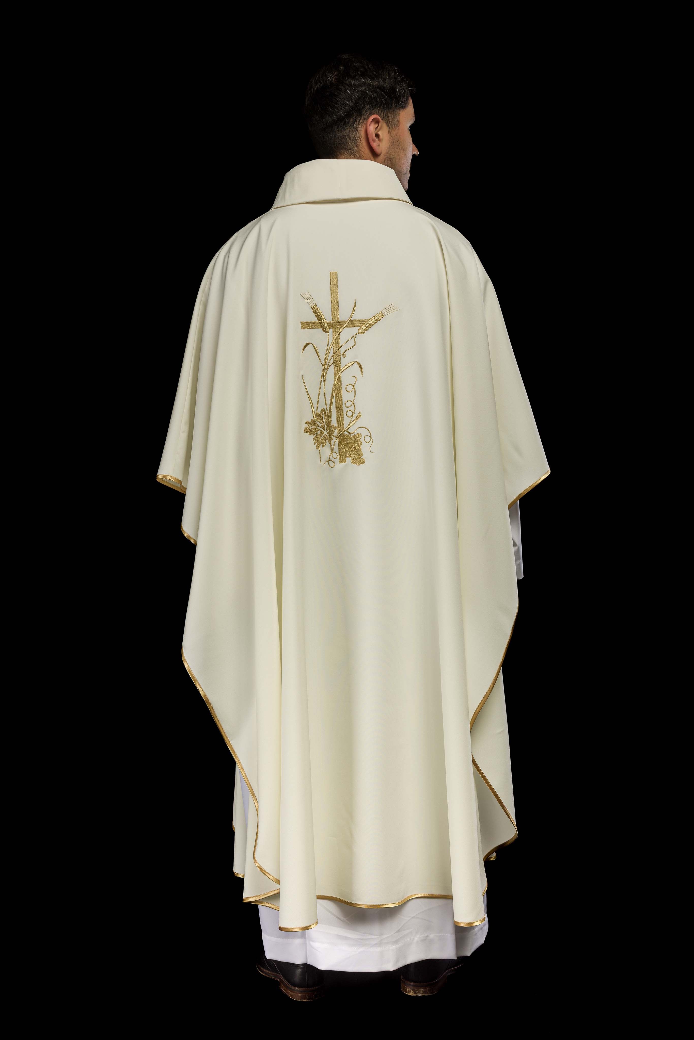 Chasuble embroidered in ecru - CHASUBLES.COM