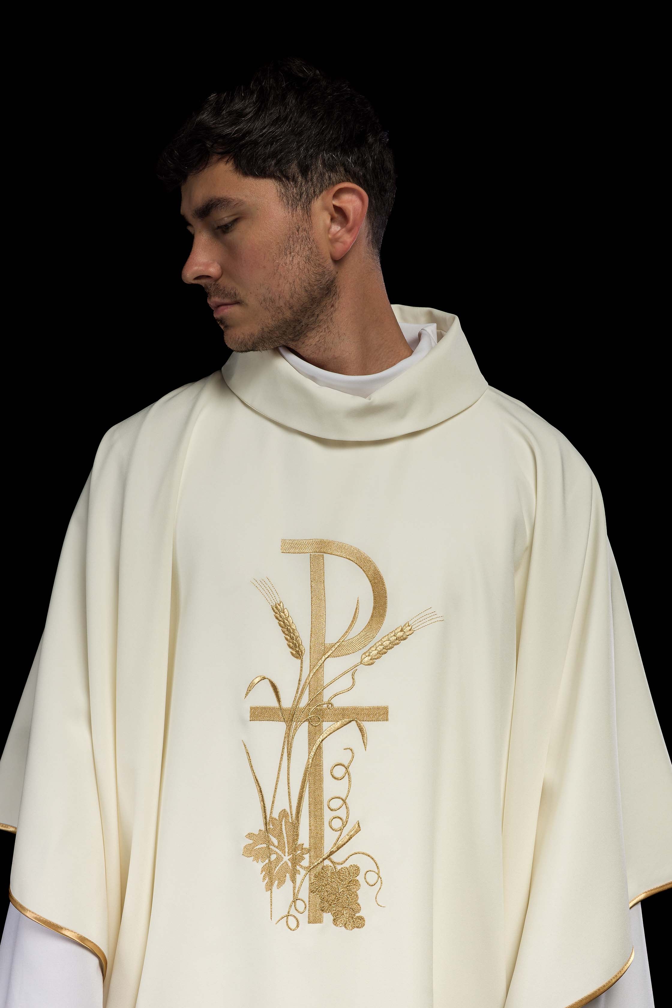 Chasuble embroidered in ecru - CHASUBLES.COM