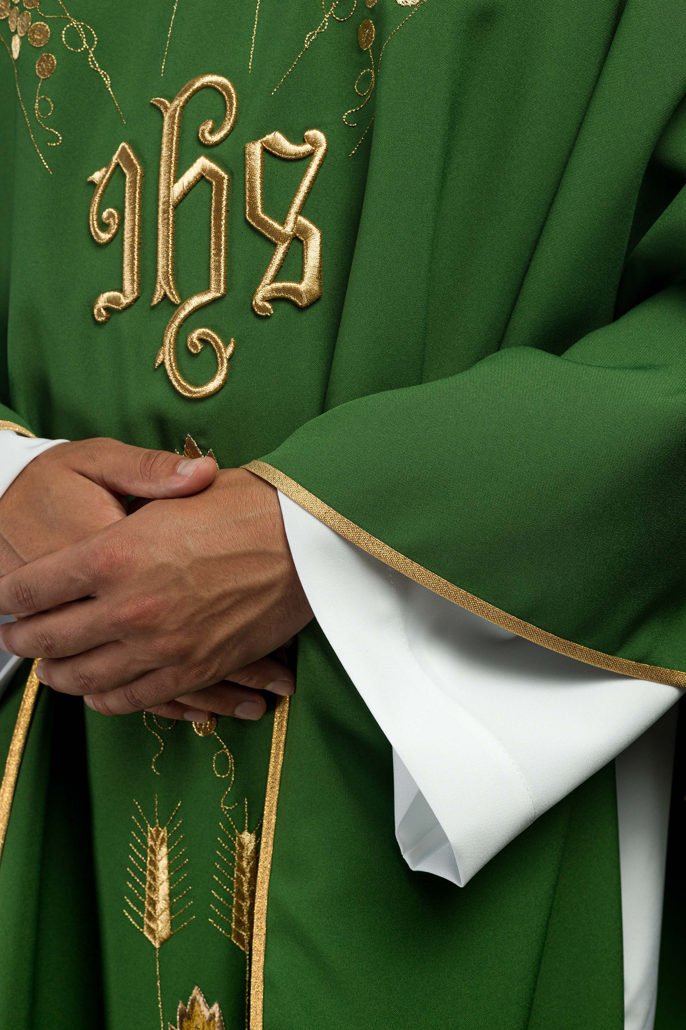Chasuble embroidered with IHS and grape symbols in green - CHASUBLES.COM